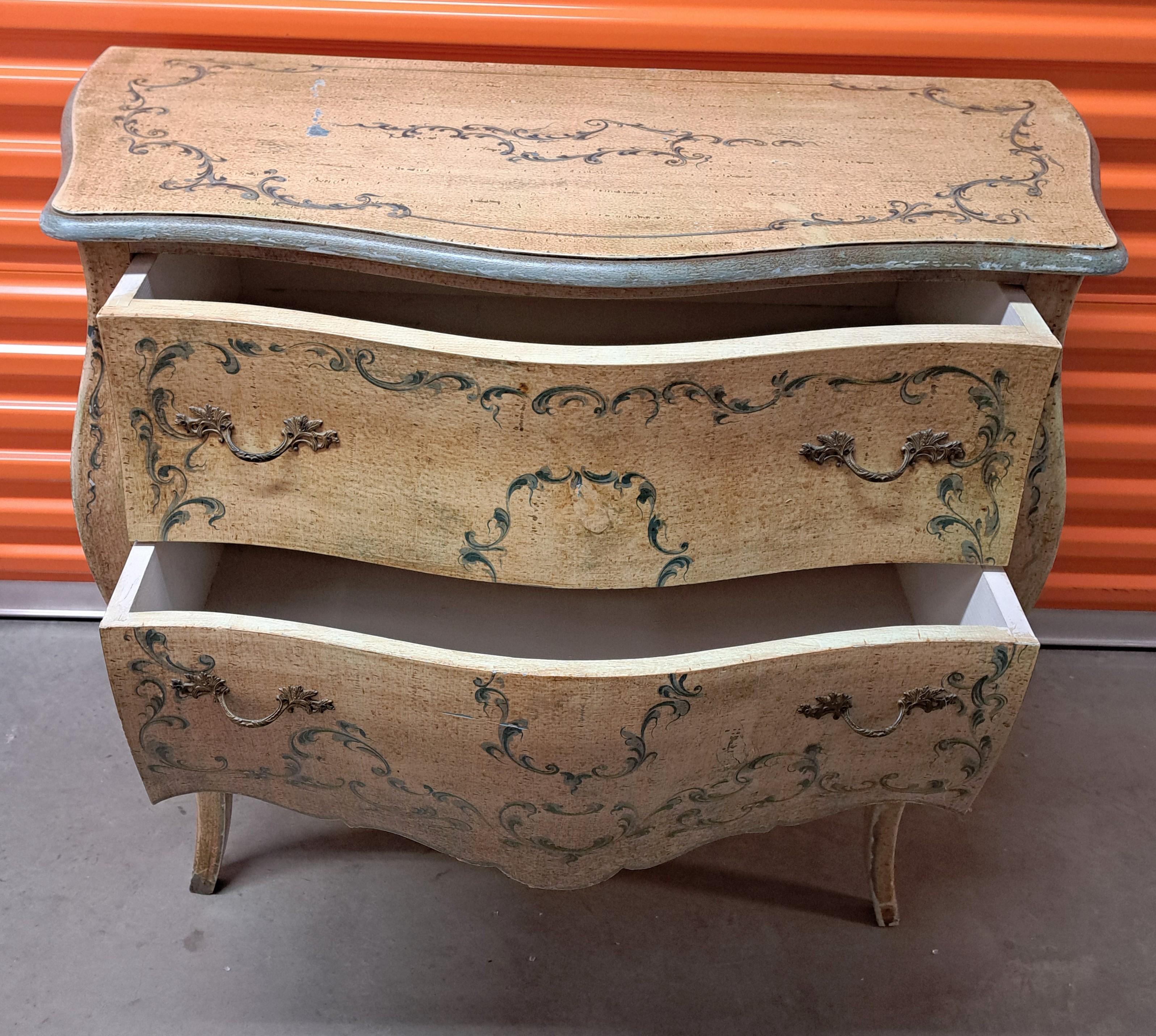 Cassapanca in stile neoclassico dipinta a mano. Bianco antico con design floreale dipinto a mano e fascino italiano.