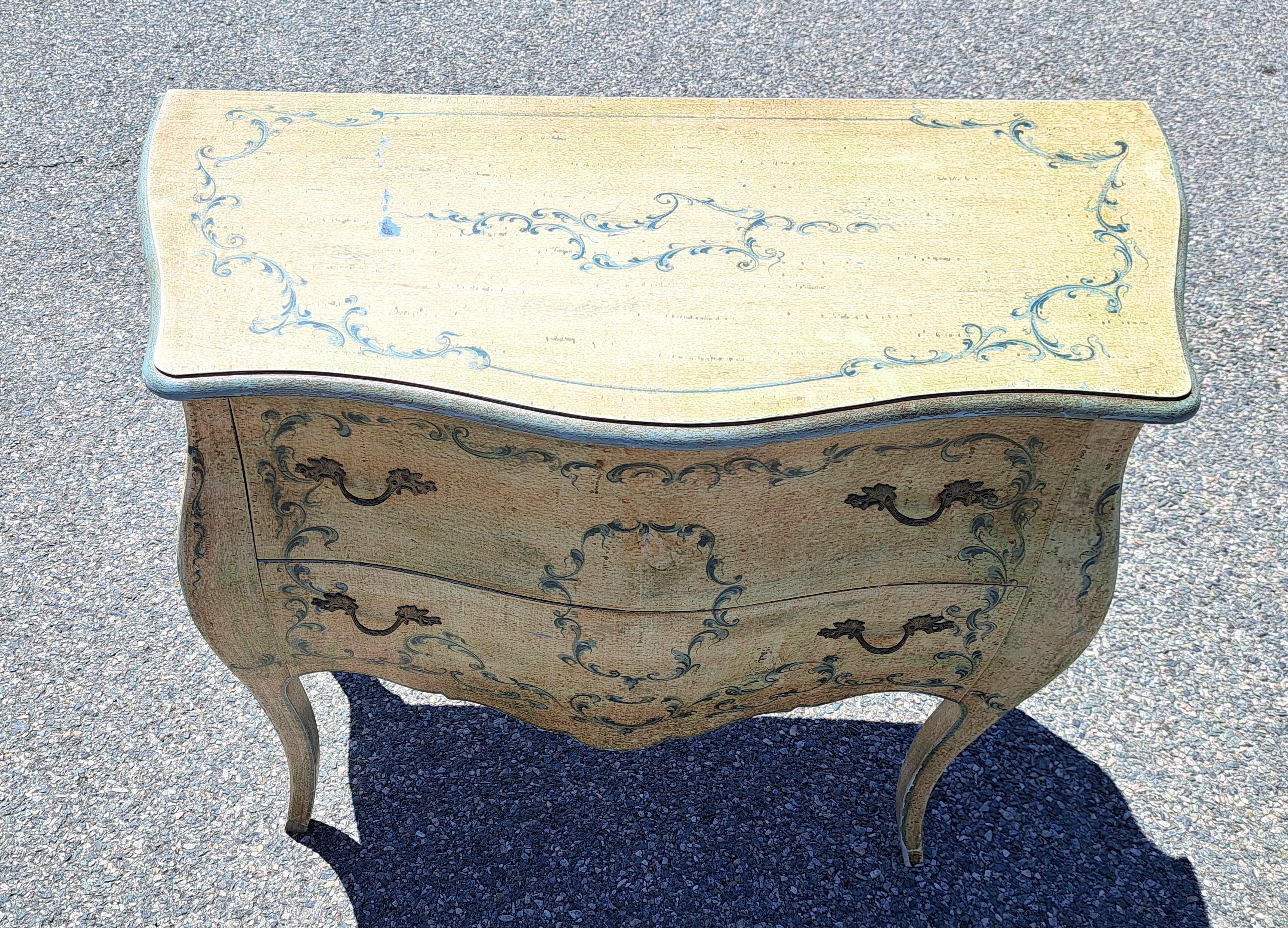 Cassettone dipinto a mano in stile neoclassico In condizioni buone in vendita a East Freetown, MA
