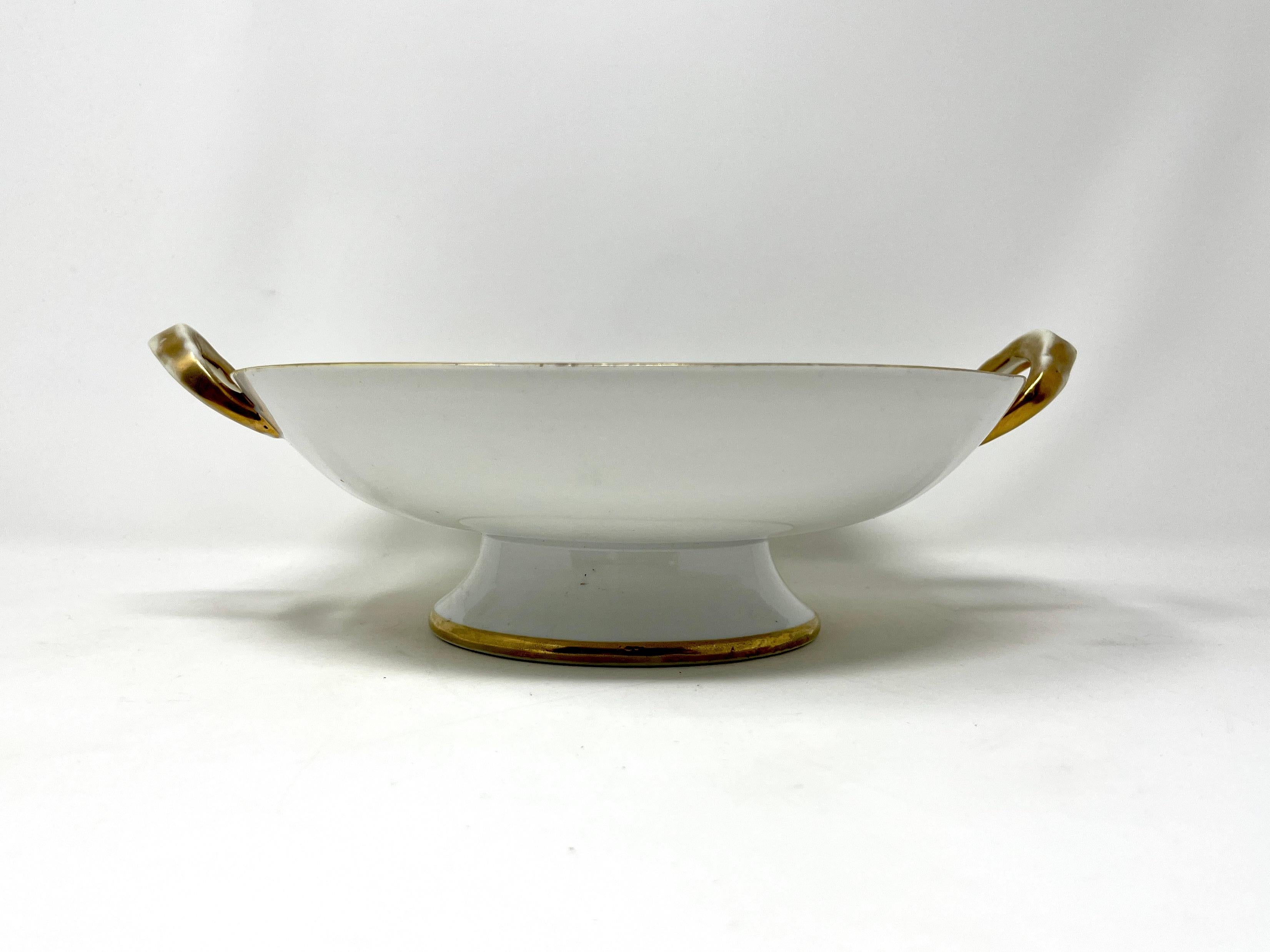 C. 1910 Console en porcelaine de Noritake Nippon Giichi Kimura peinte à la main d'un cygne en vol sur fond de forêt. Marqué sur la base.

Mesure 11,75