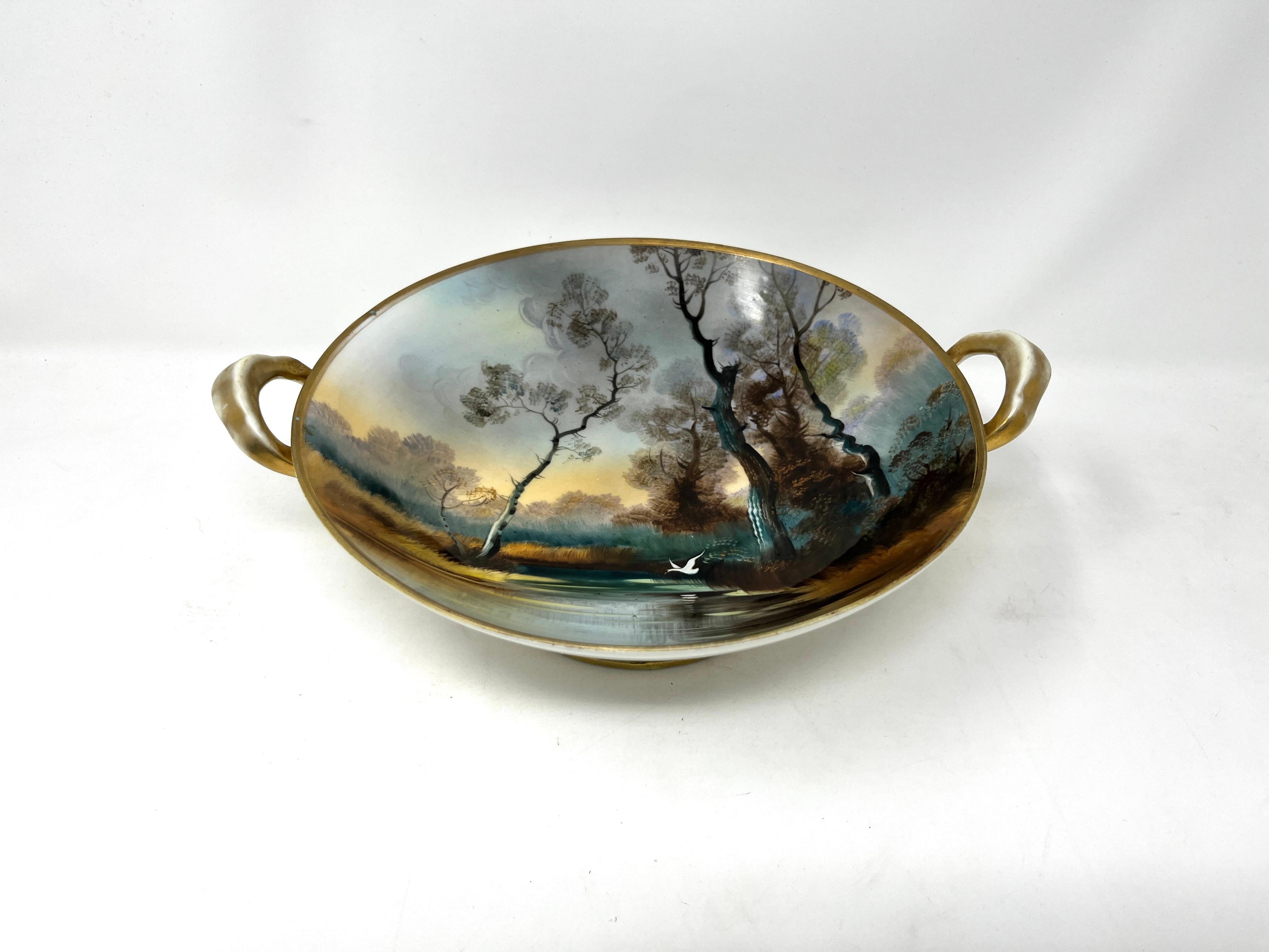Anglo-japonais Bol à poignée sur pied Noritake Nippon peint à la main avec scène de bois, vers 1910 en vente