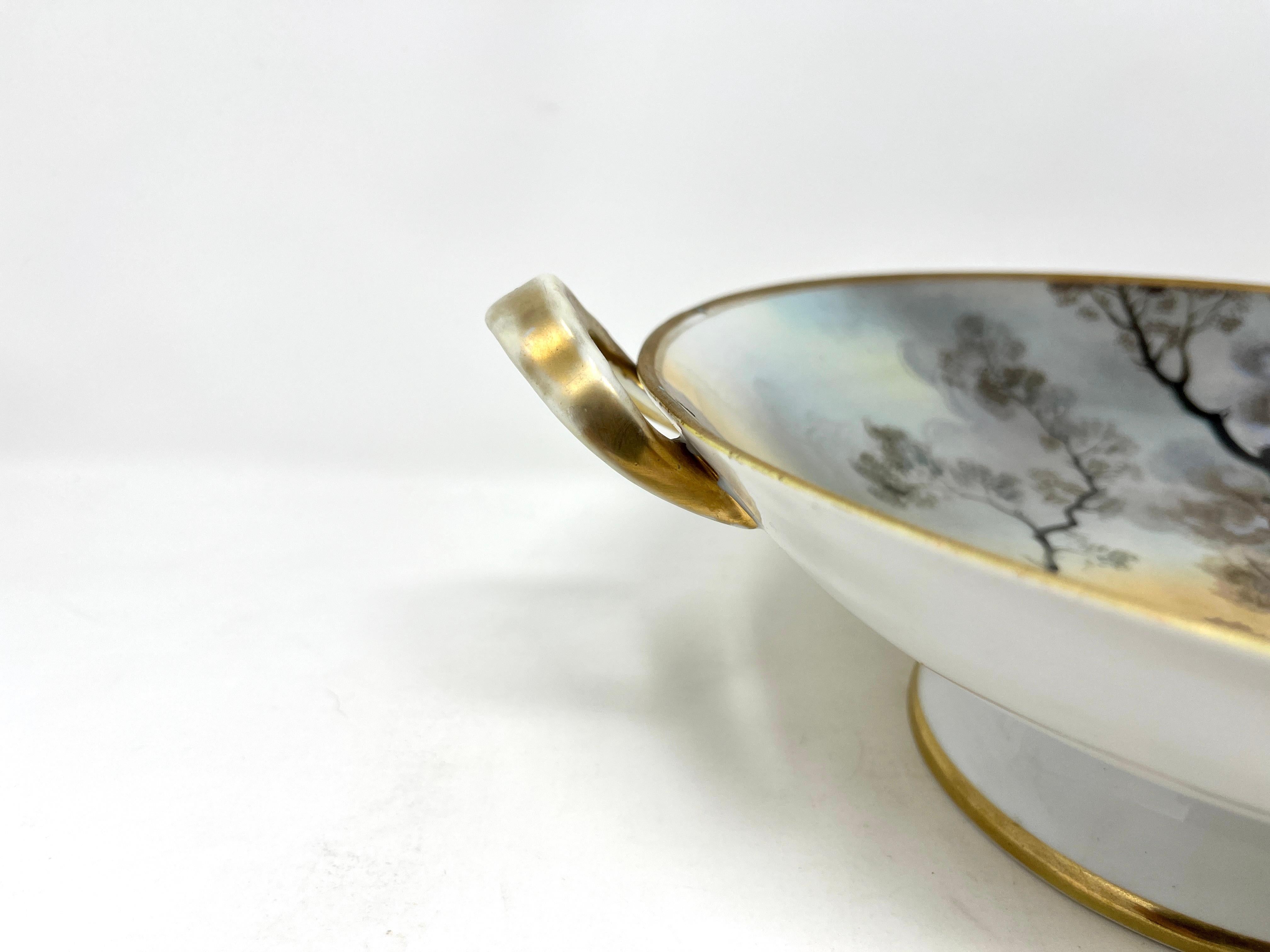 Peint à la main Bol à poignée sur pied Noritake Nippon peint à la main avec scène de bois, vers 1910 en vente