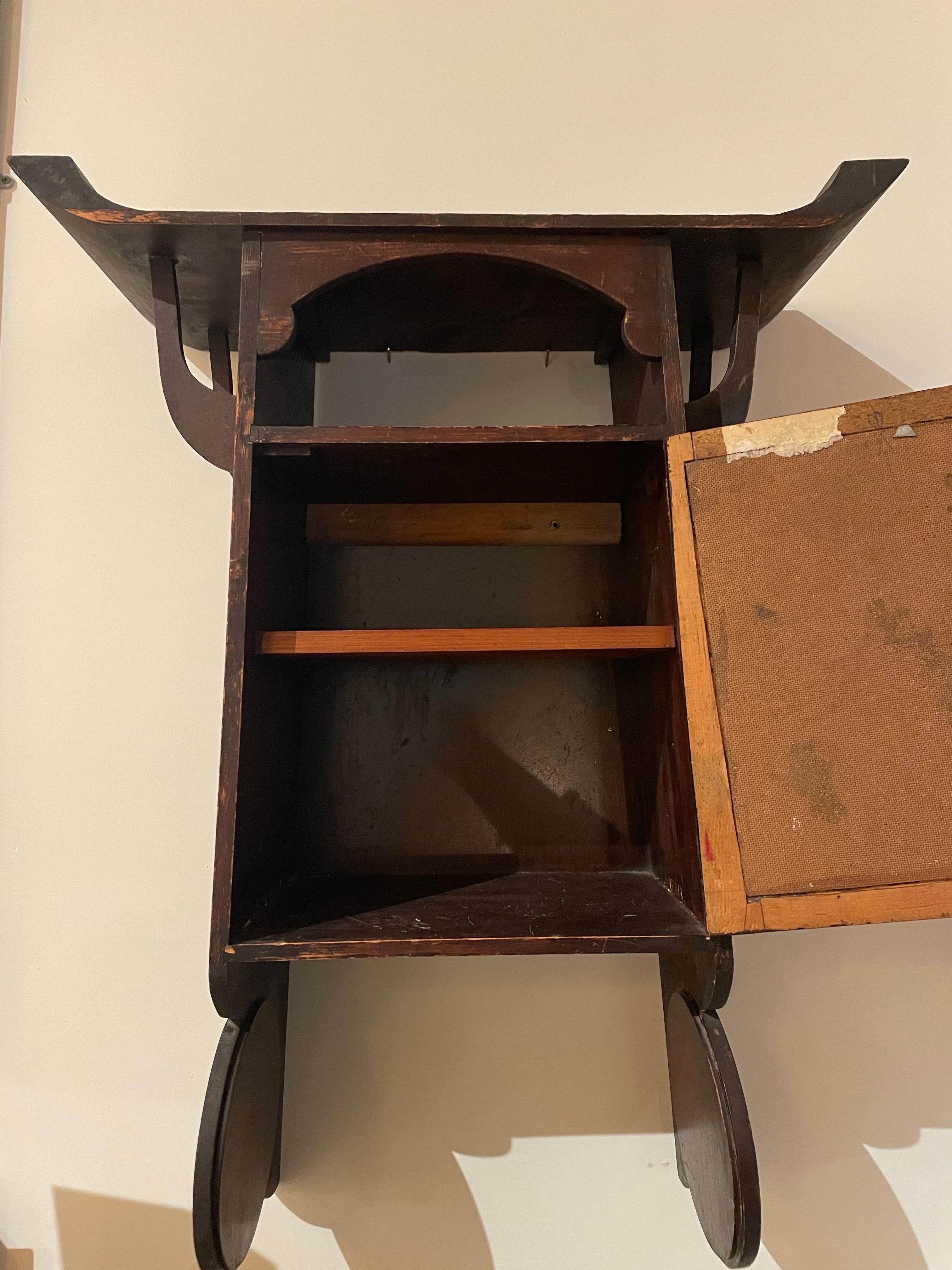 Ein seltener und ausdrucksstarker Wandschrank, der von einem unbekannten Studiohandwerker wahrscheinlich im pazifischen Nordwesten hergestellt wurde und aus der Mitte des 20. Jahrhunderts stammt. Dieses einzigartige Stück verbindet auf meisterhafte
