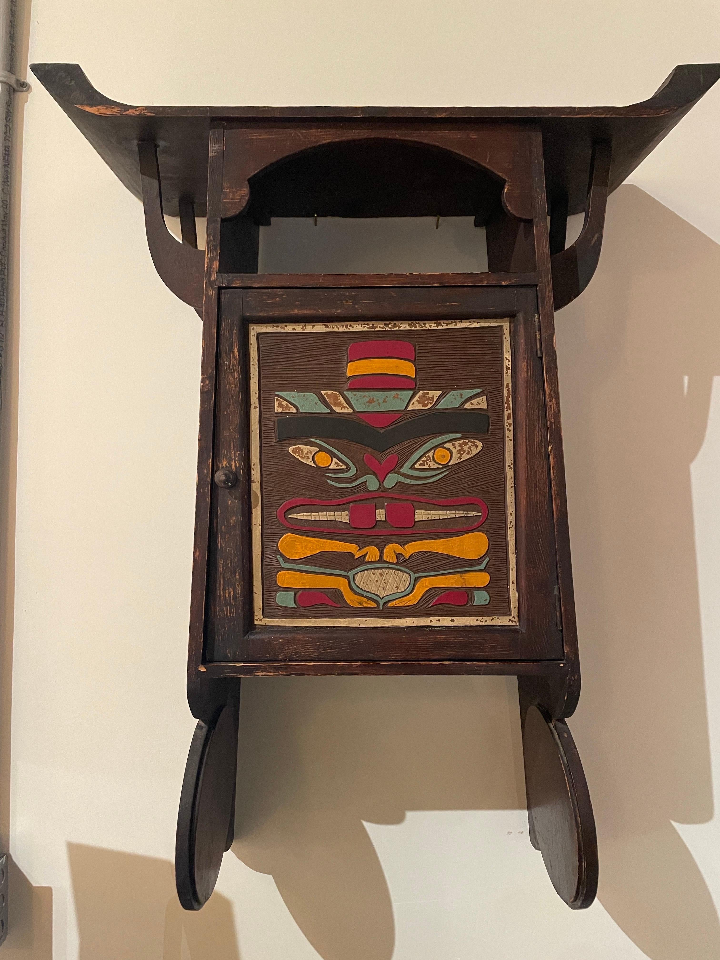 Handbemalter Wandschrank mit Totemmotiv an der Nordwestküste, Studio-Made (Volkskunst) im Angebot