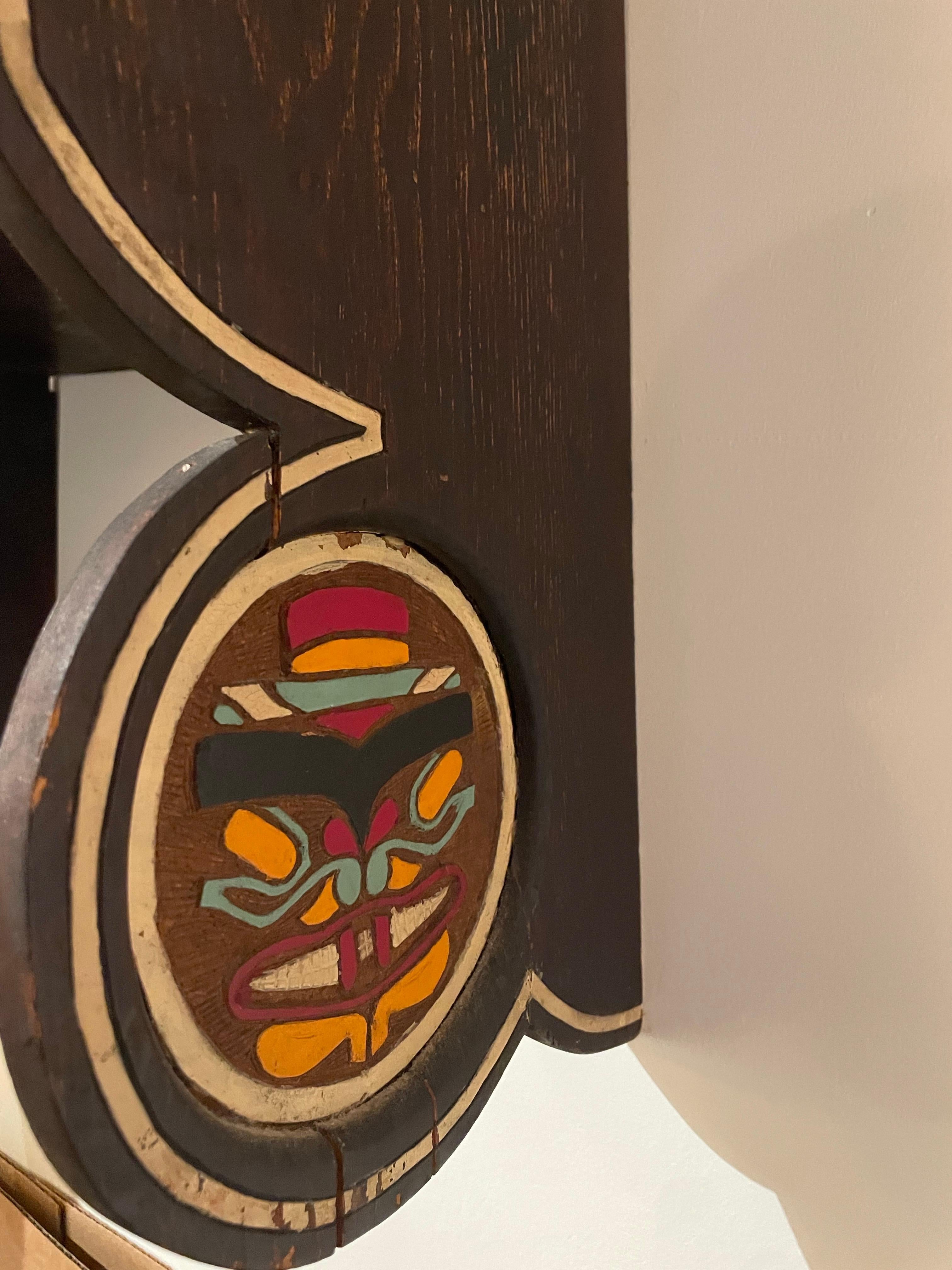 Handbemalter Wandschrank mit Totemmotiv an der Nordwestküste, Studio-Made (Handgeschnitzt) im Angebot