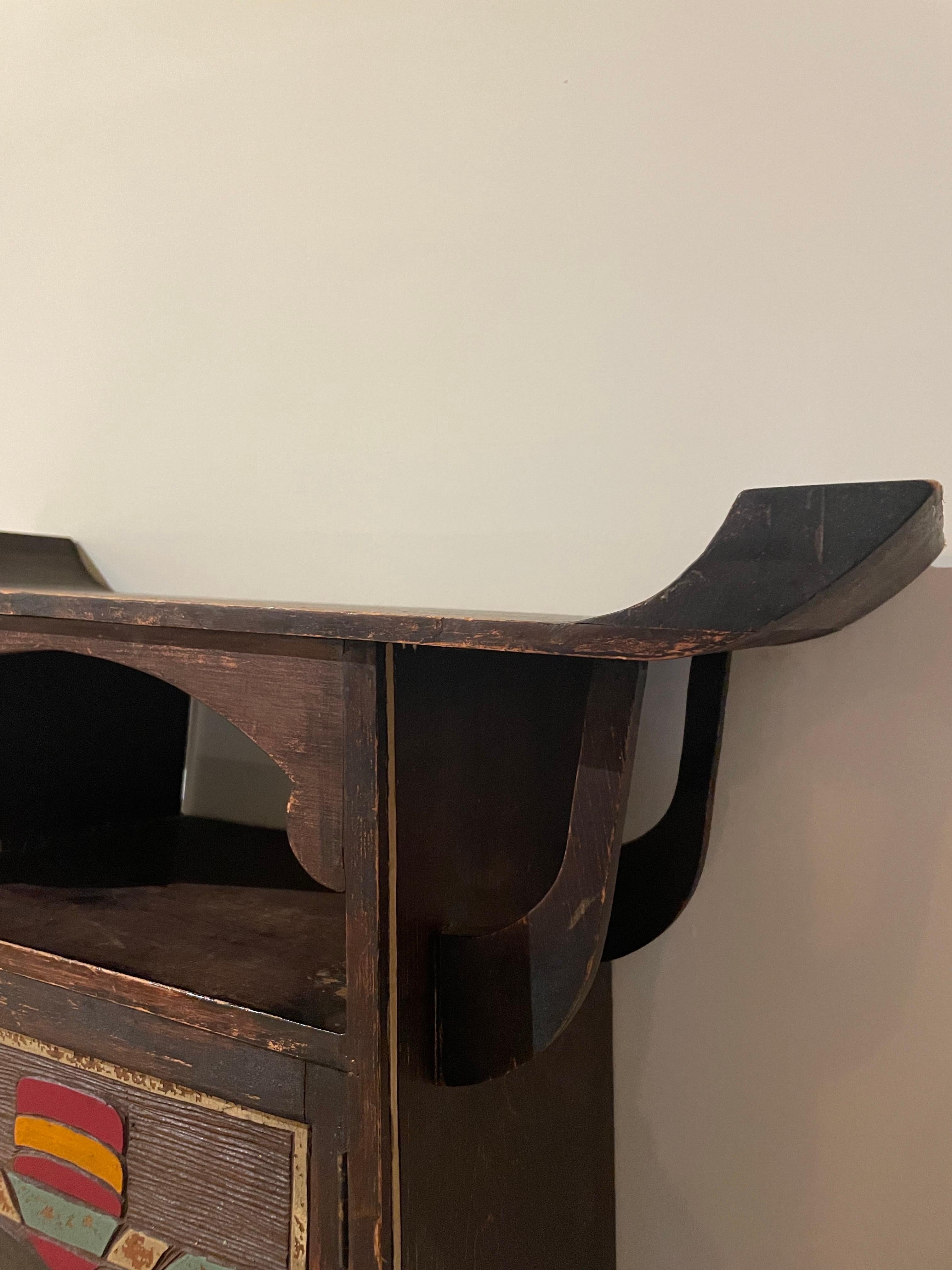 Handbemalter Wandschrank mit Totemmotiv an der Nordwestküste, Studio-Made im Zustand „Gut“ im Angebot in Northport, MI