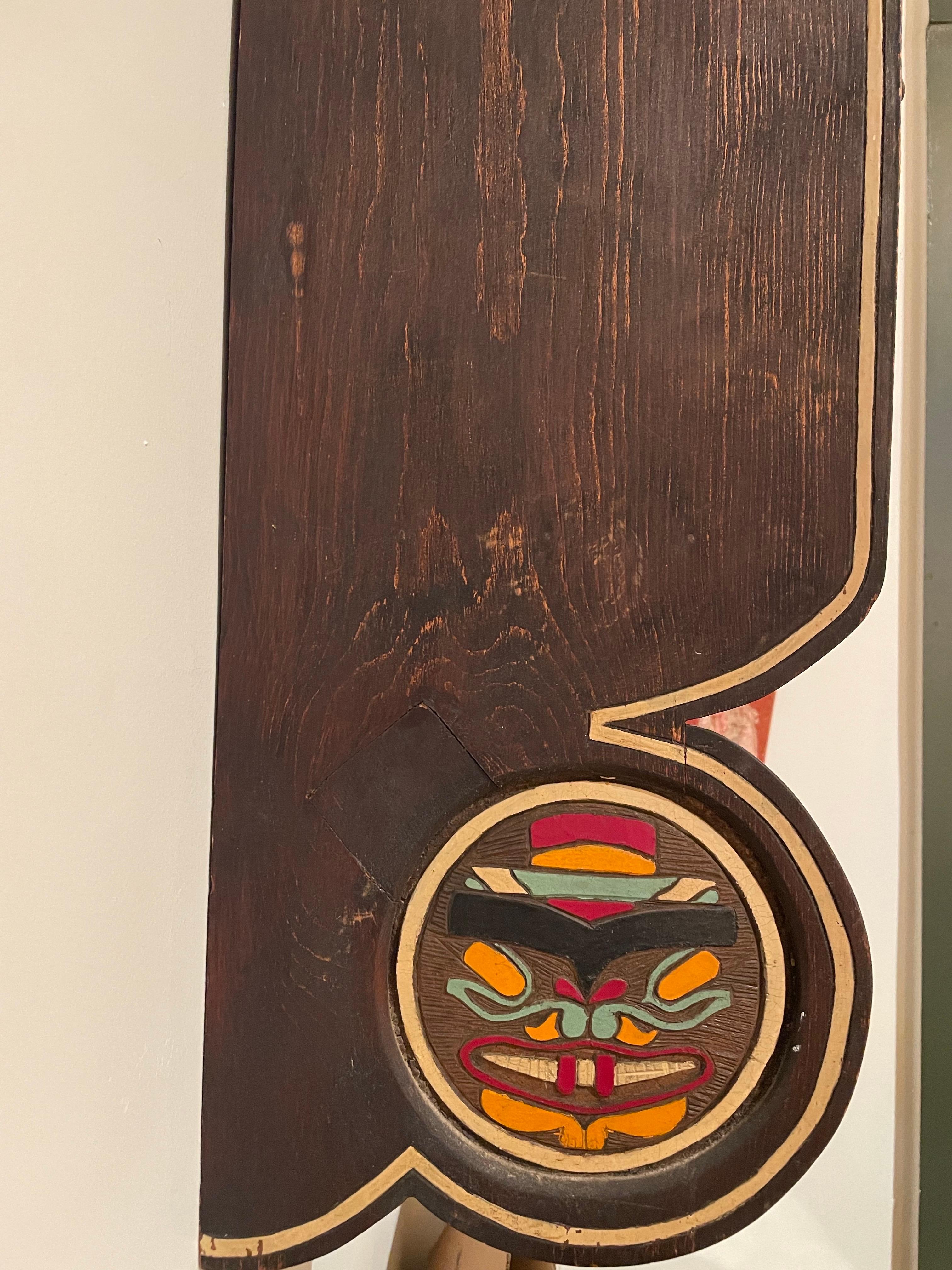 Handbemalter Wandschrank mit Totemmotiv an der Nordwestküste, Studio-Made (Mitte des 20. Jahrhunderts) im Angebot