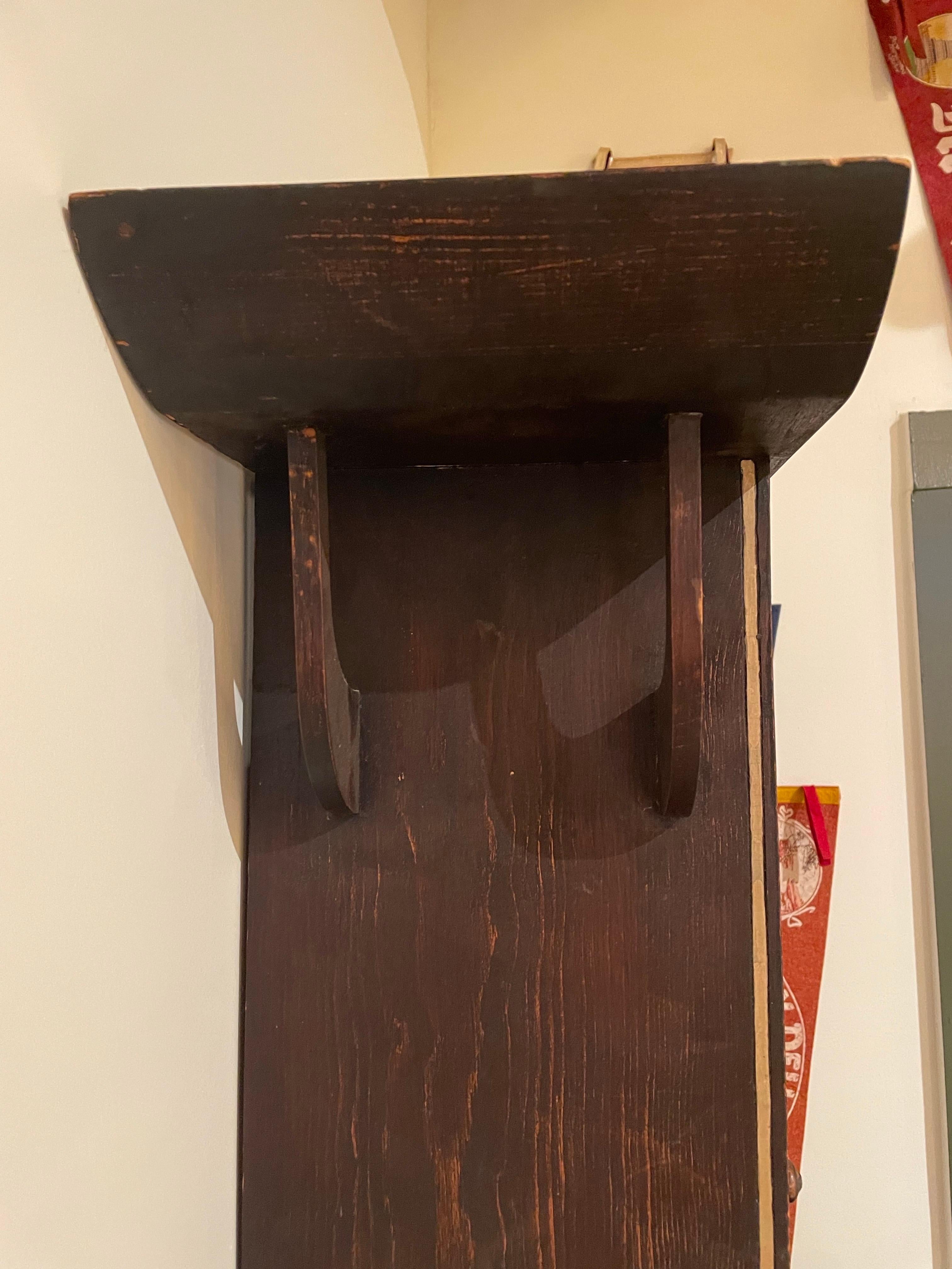 Handbemalter Wandschrank mit Totemmotiv an der Nordwestküste, Studio-Made (Holz) im Angebot
