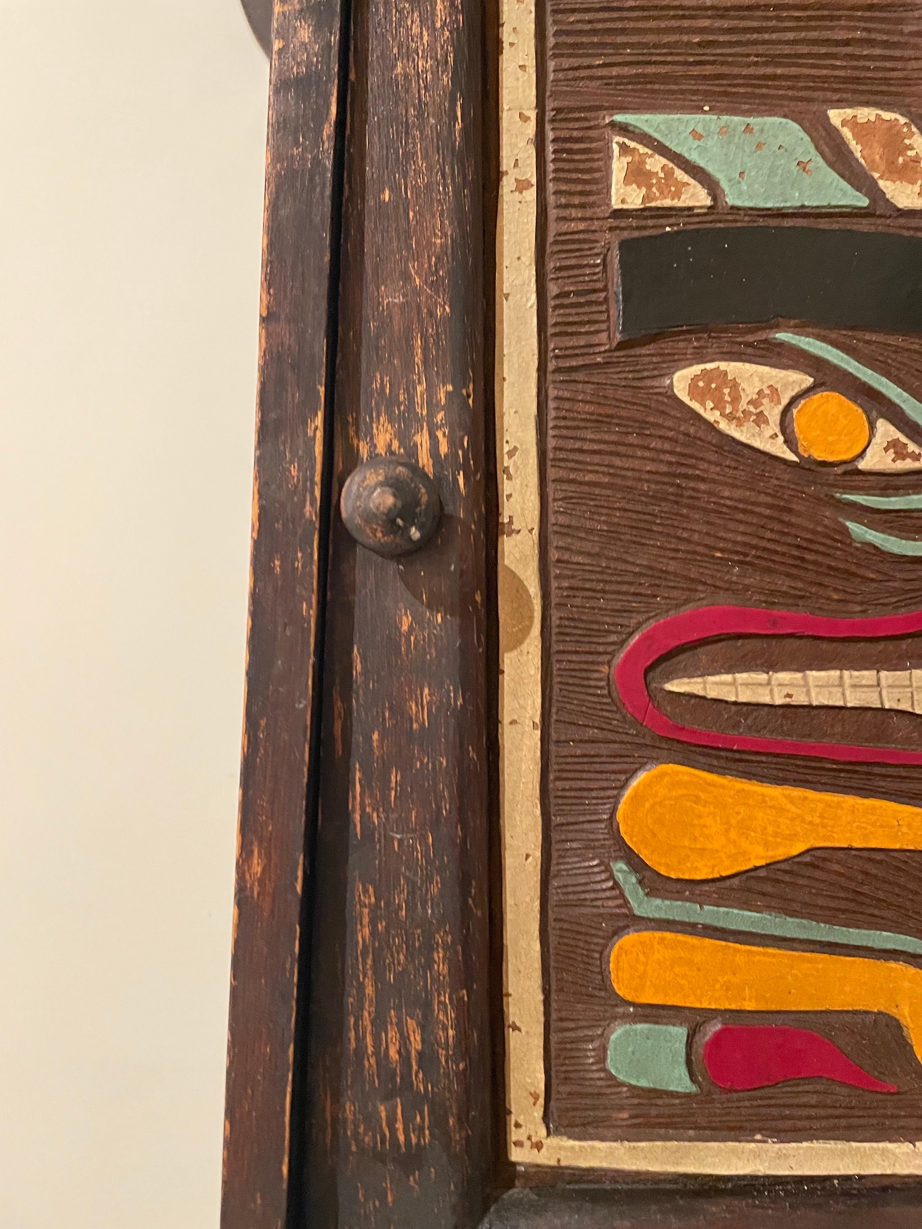 Handbemalter Wandschrank mit Totemmotiv an der Nordwestküste, Studio-Made im Angebot 1