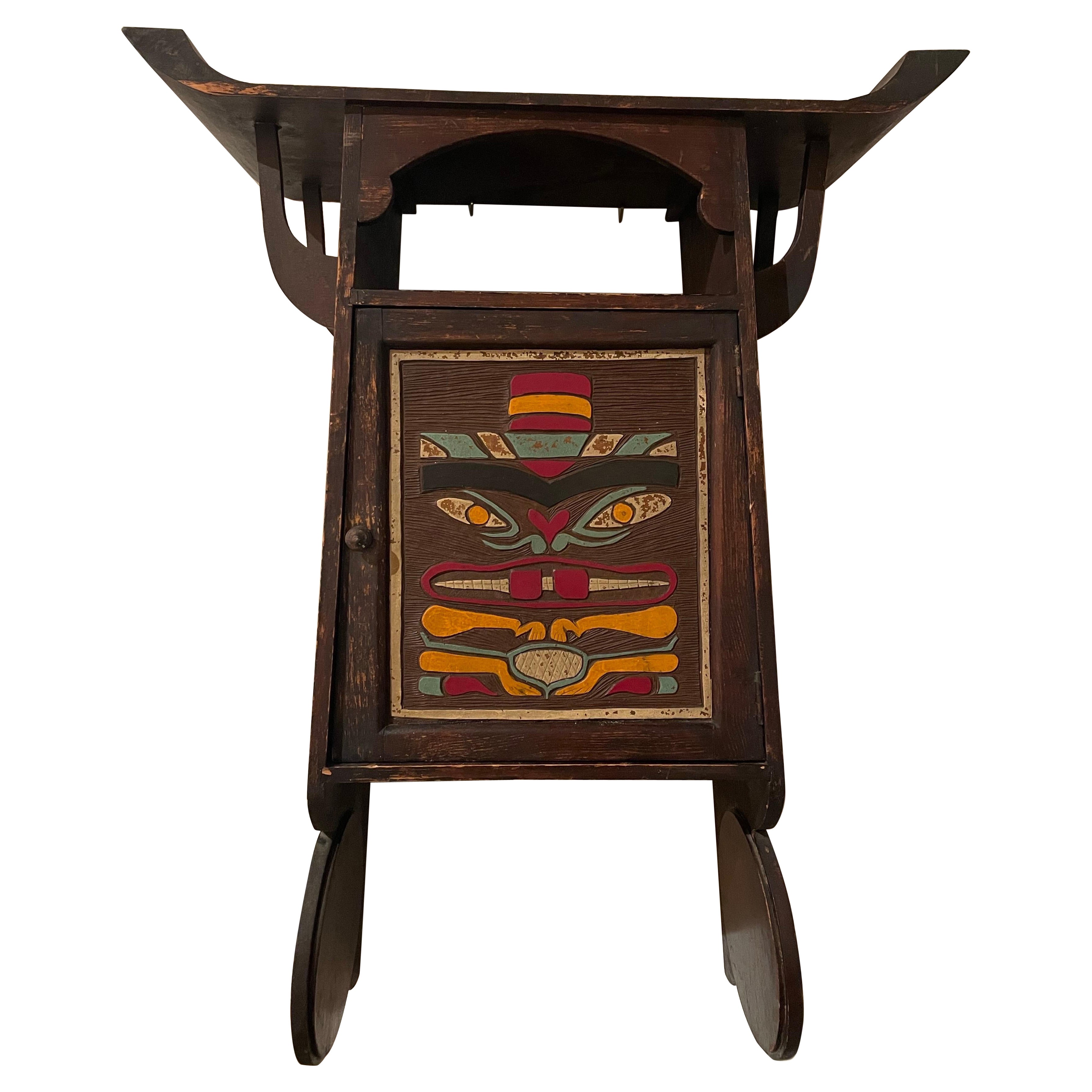 Handbemalter Wandschrank mit Totemmotiv an der Nordwestküste, Studio-Made im Angebot