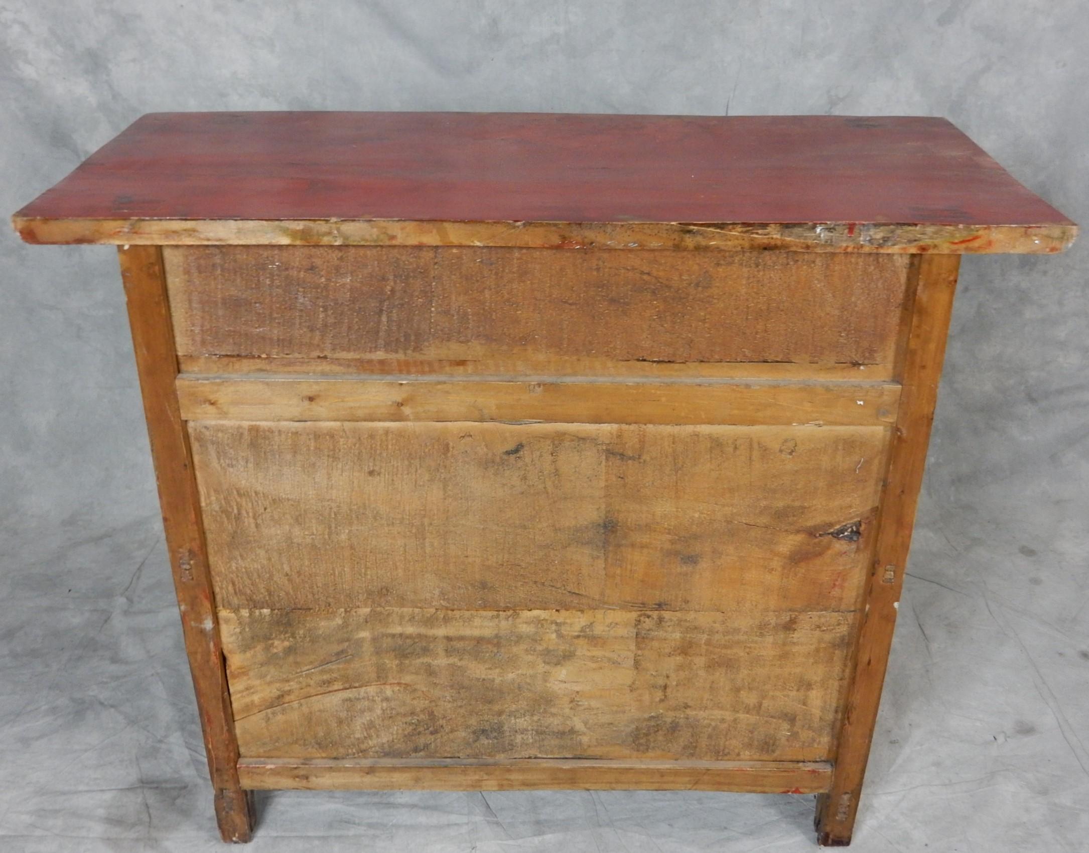 Cabinet orné peint à la main avec des tigres et des fleurs du Tibet vers 1920 en vente 3