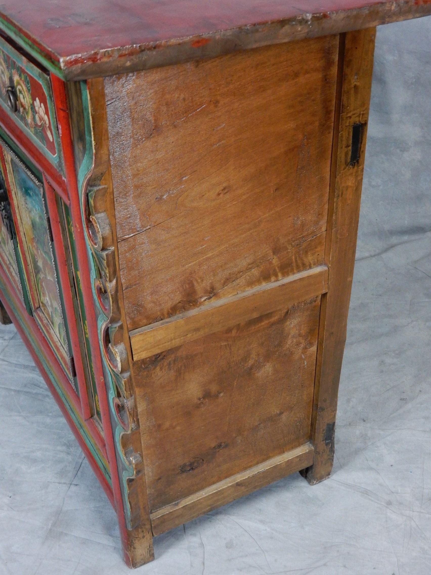 Cabinet orné peint à la main avec des tigres et des fleurs du Tibet vers 1920 en vente 5