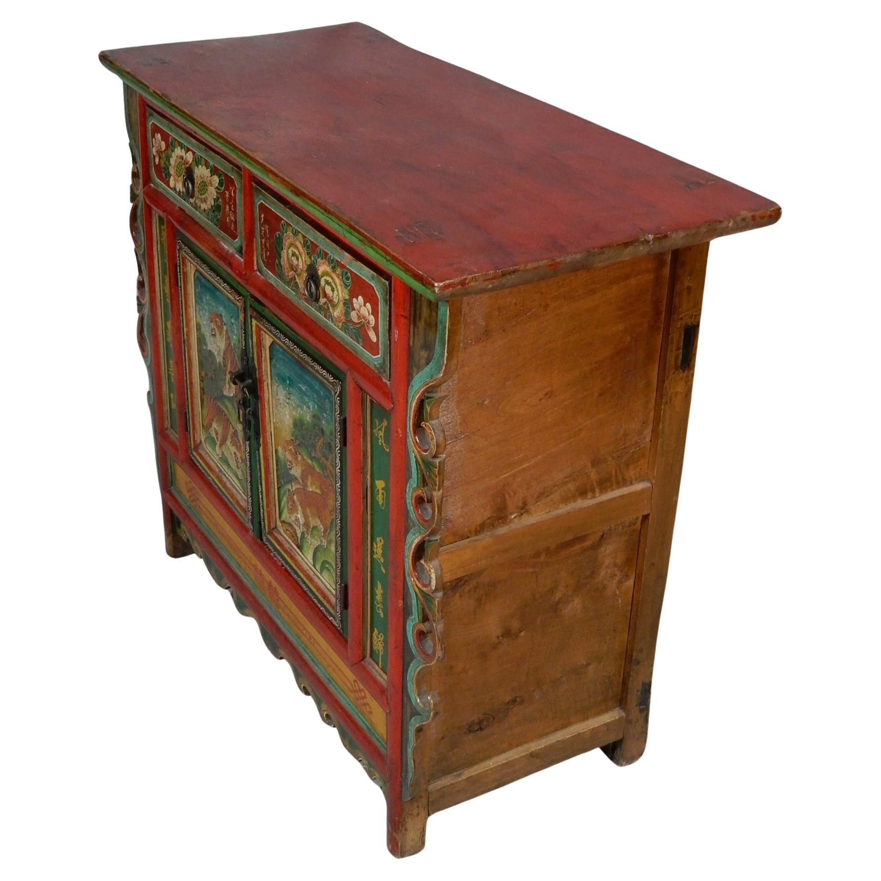 Magnifique meuble peint à la main au Tibet.
Fabriqué et peint à la main vers le début du 20e siècle.
Couleurs vives et audacieuses avec un plateau laqué rouge.
Une véritable œuvre d'art fonctionnelle.