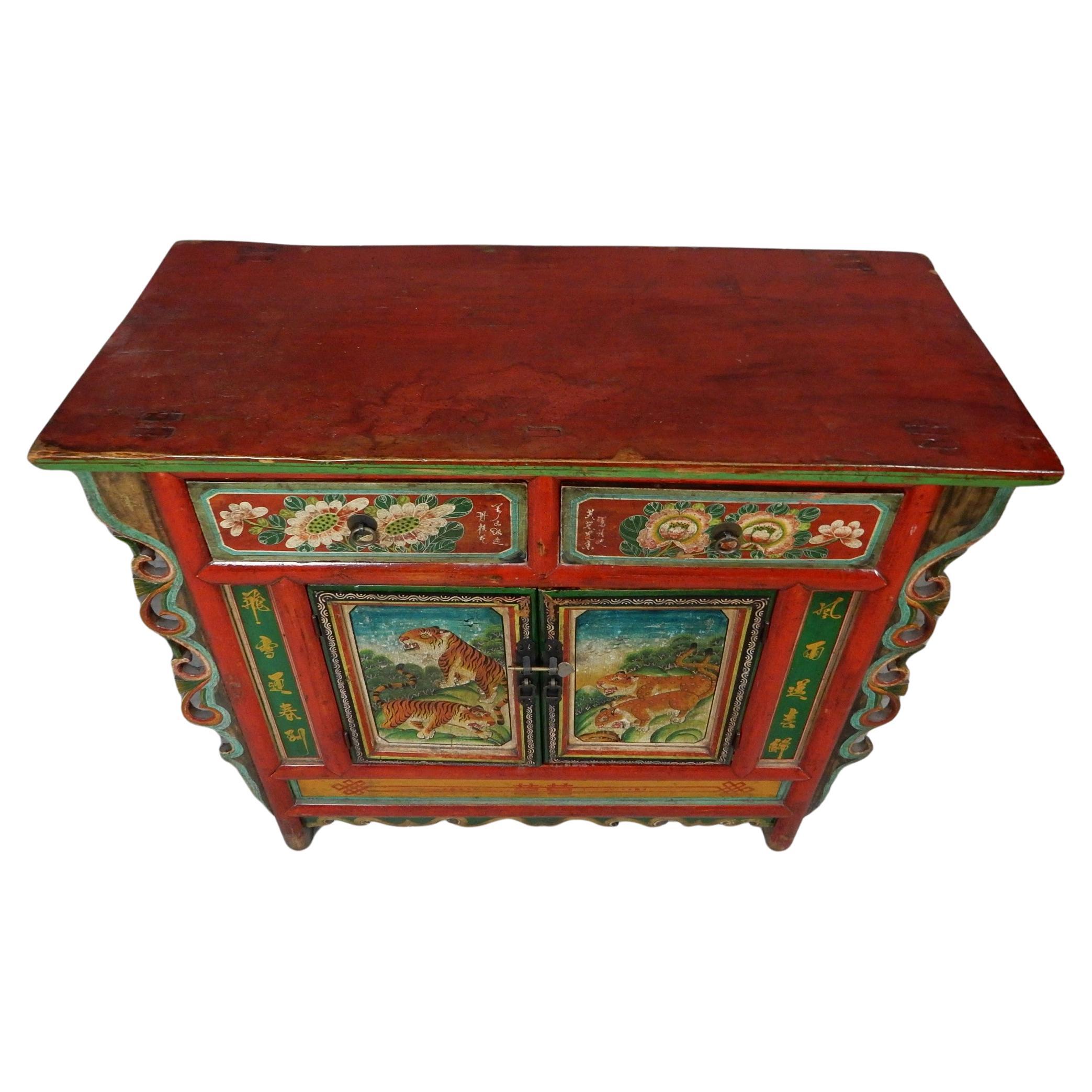 Chinoiseries Cabinet orné peint à la main avec des tigres et des fleurs du Tibet vers 1920 en vente