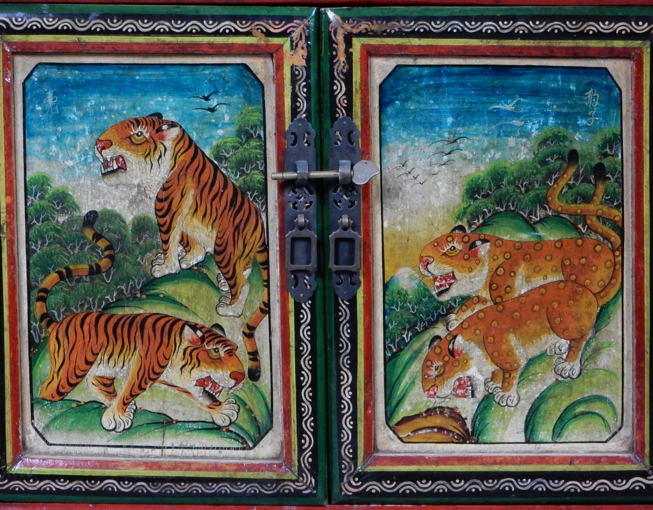 Tibétain Cabinet orné peint à la main avec des tigres et des fleurs du Tibet vers 1920 en vente