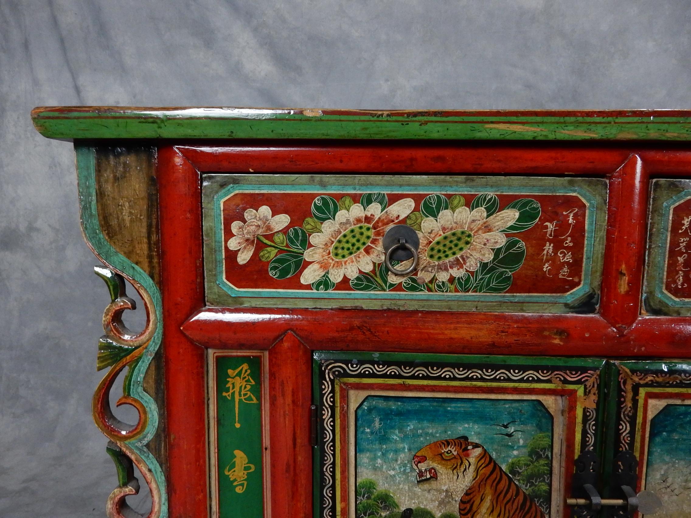 Cabinet orné peint à la main avec des tigres et des fleurs du Tibet vers 1920 État moyen - En vente à Las Vegas, NV
