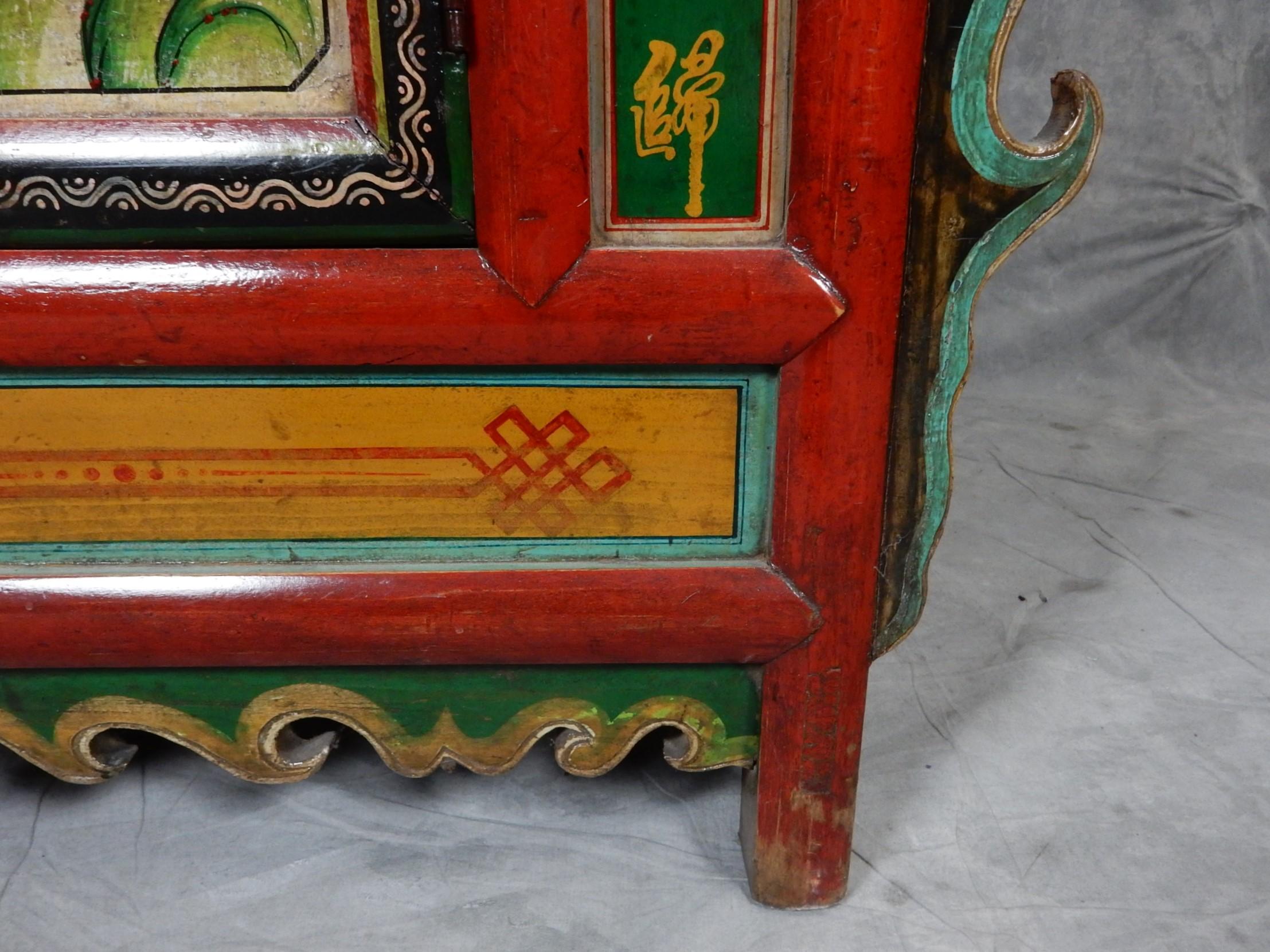 20ième siècle Cabinet orné peint à la main avec des tigres et des fleurs du Tibet vers 1920 en vente