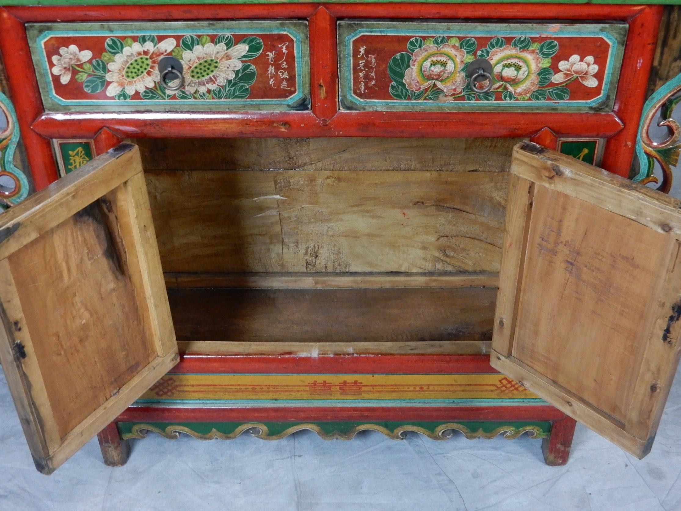 Bois Cabinet orné peint à la main avec des tigres et des fleurs du Tibet vers 1920 en vente