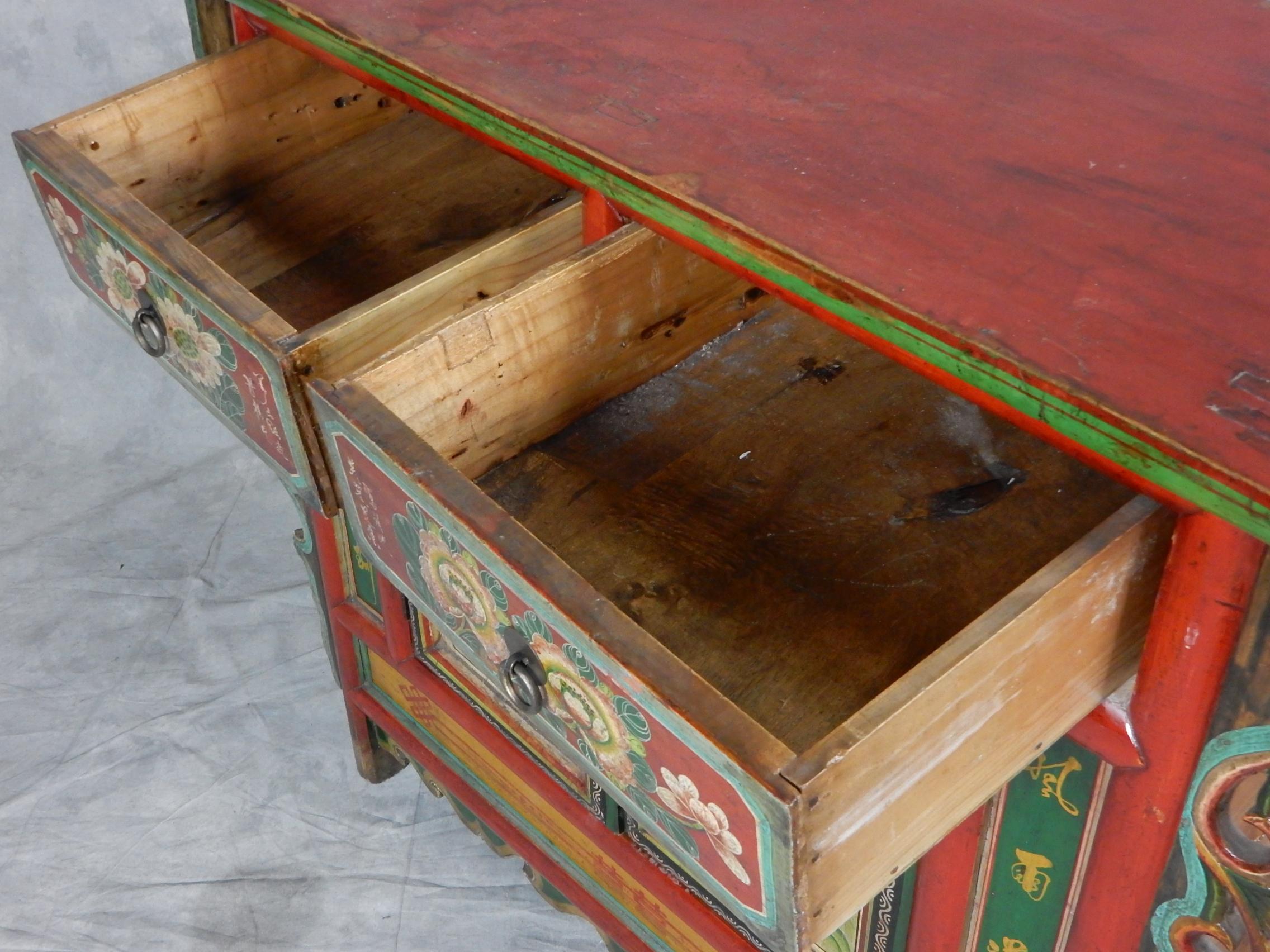 Cabinet orné peint à la main avec des tigres et des fleurs du Tibet vers 1920 en vente 1