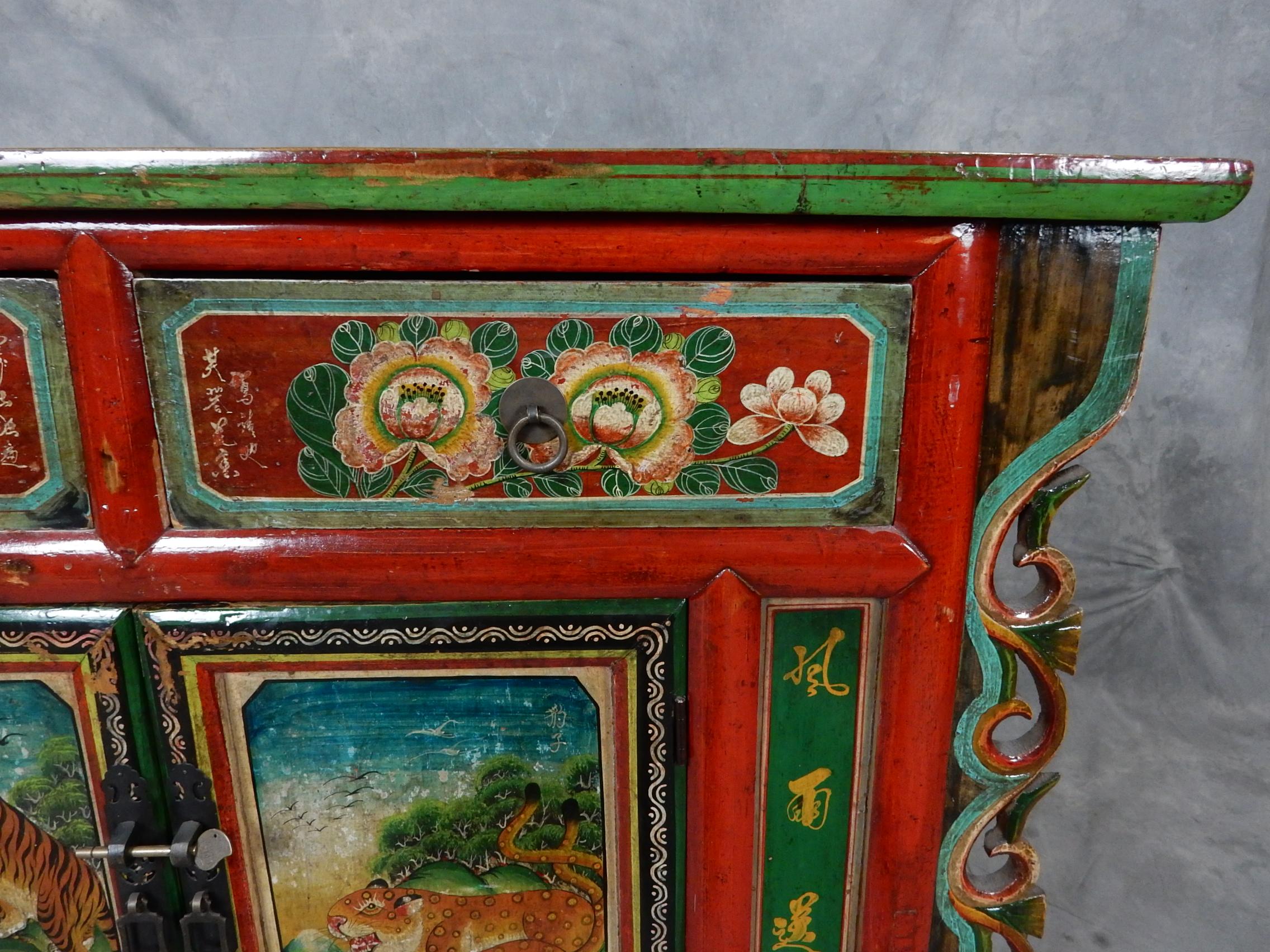 Cabinet orné peint à la main avec des tigres et des fleurs du Tibet vers 1920 en vente 2