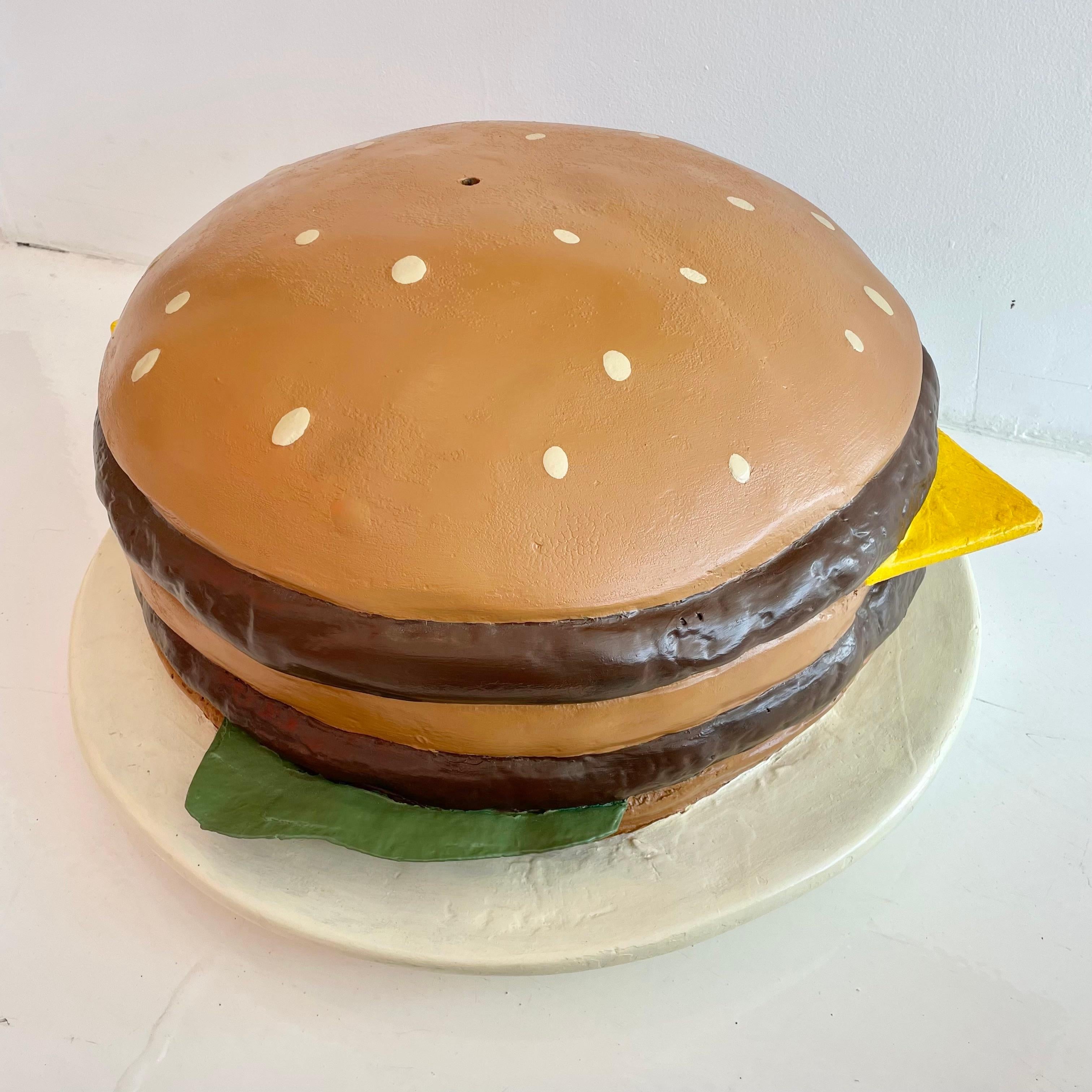 Handbemalte übergroße Cheeseburger-Pop-Art aus Glasfaser (amerikanisch) im Angebot