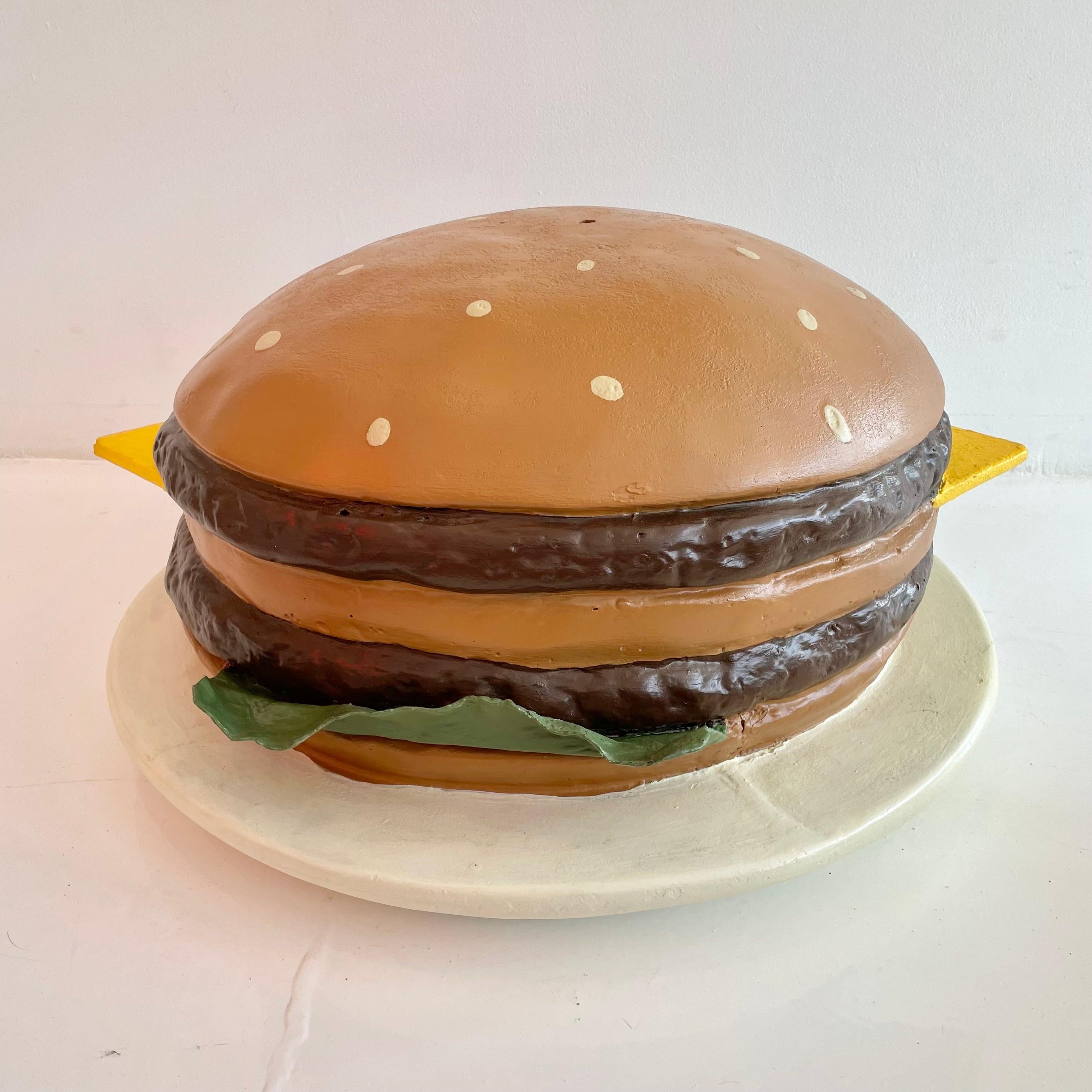 Handbemalte übergroße Cheeseburger-Pop-Art aus Glasfaser (Ende des 20. Jahrhunderts) im Angebot