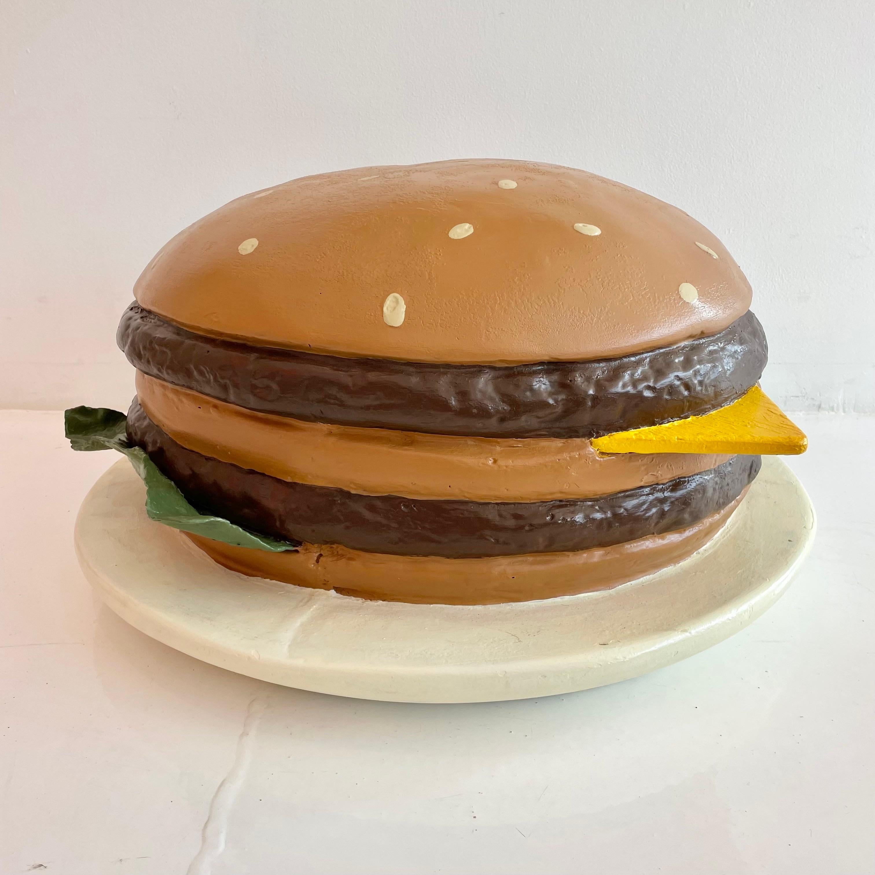 Pittura Cheeseburger Pop Art in fibra di vetro sovradimensionato e dipinto a mano in vendita