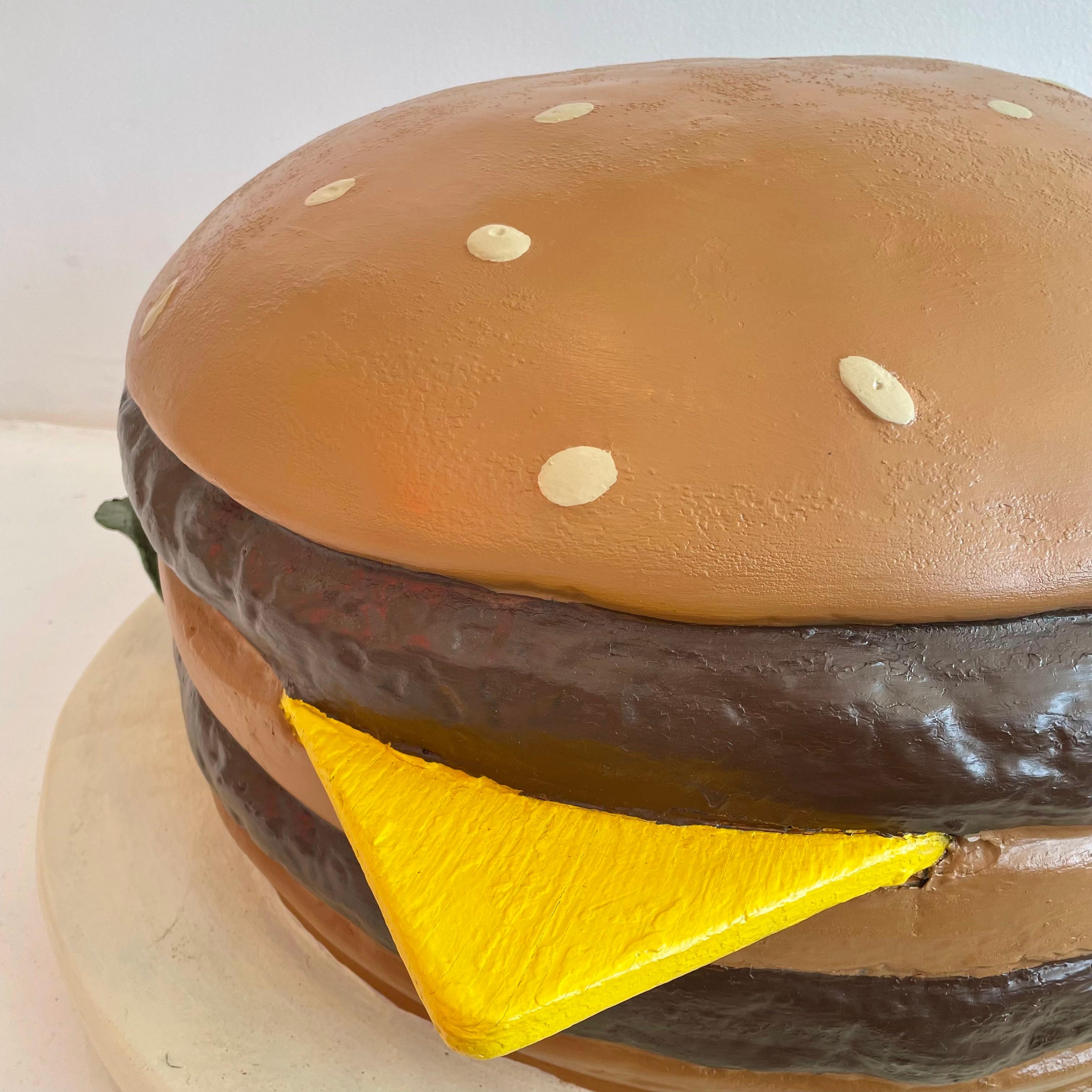 Handbemalte übergroße Cheeseburger-Pop-Art aus Glasfaser im Angebot 3