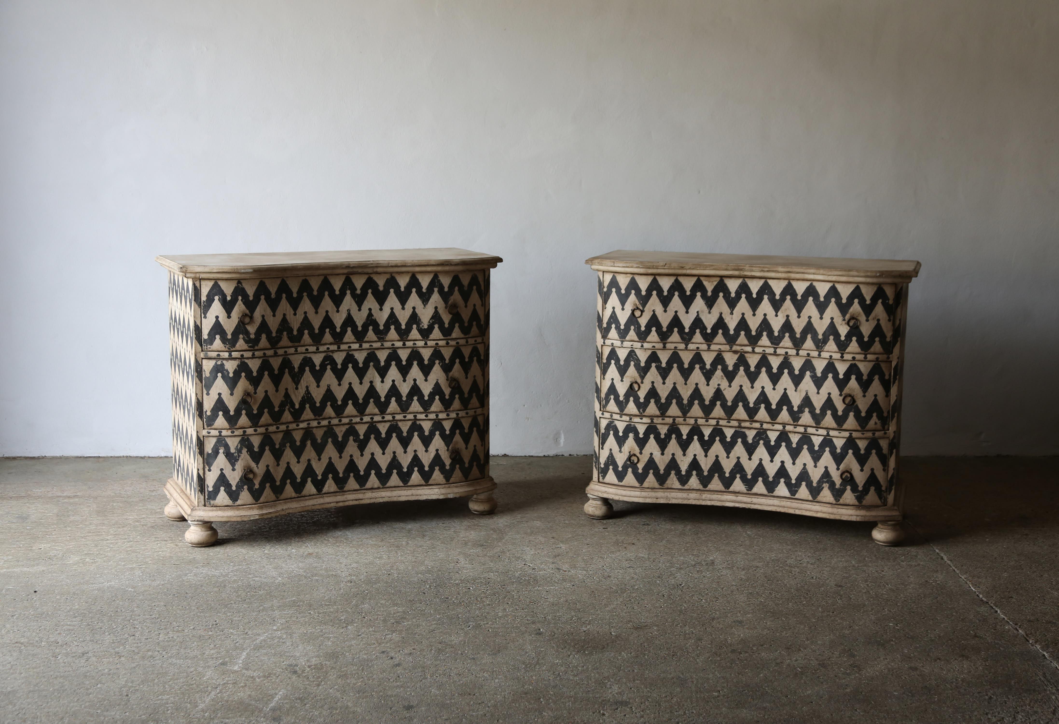 Hand Painted Pair of Curved 19th Century Chests, Tuscany, Italy 5