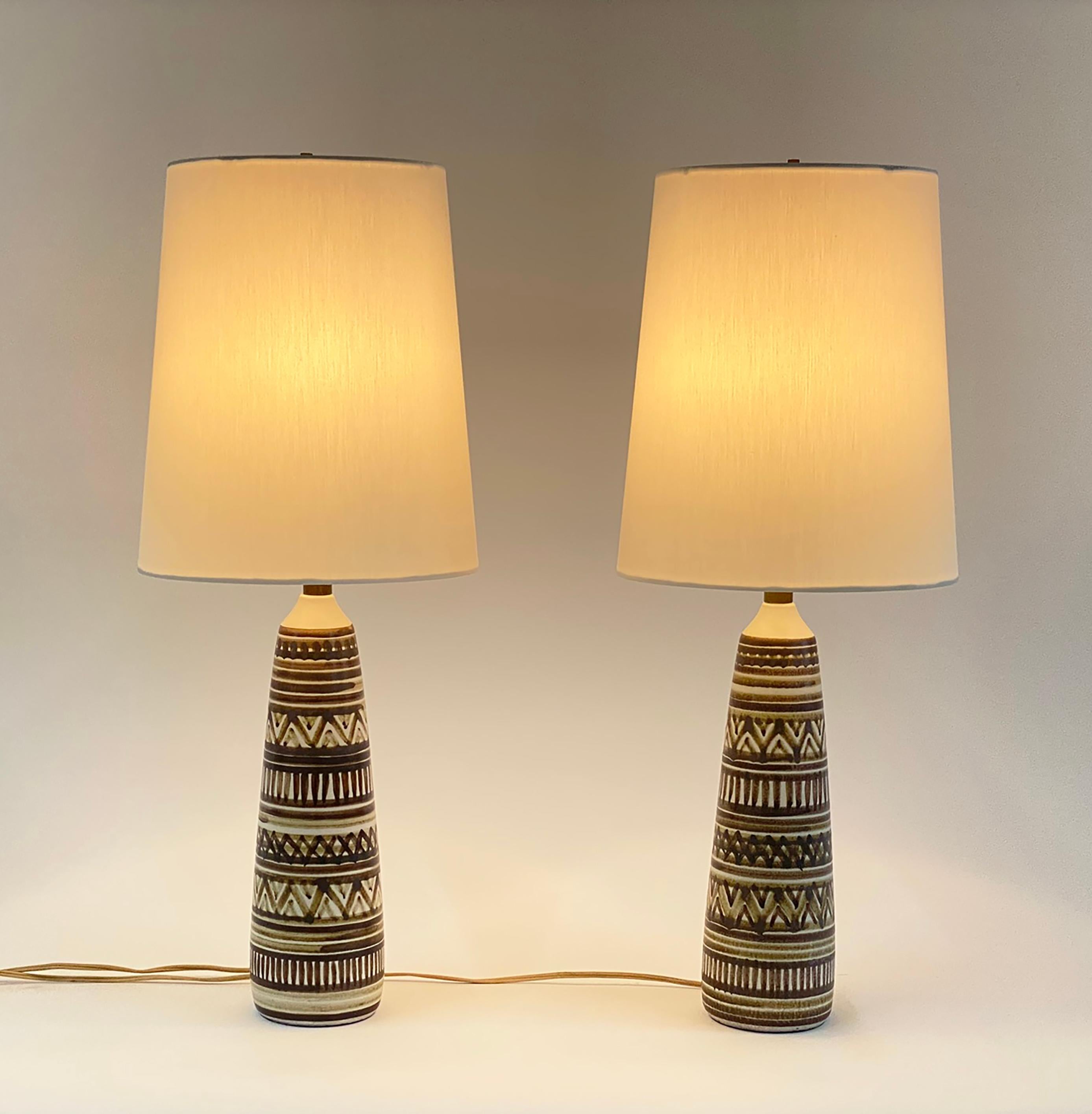 Pareja de lámparas de mesa pintadas a mano de Gunnar y Lotte Bostlund en venta 7