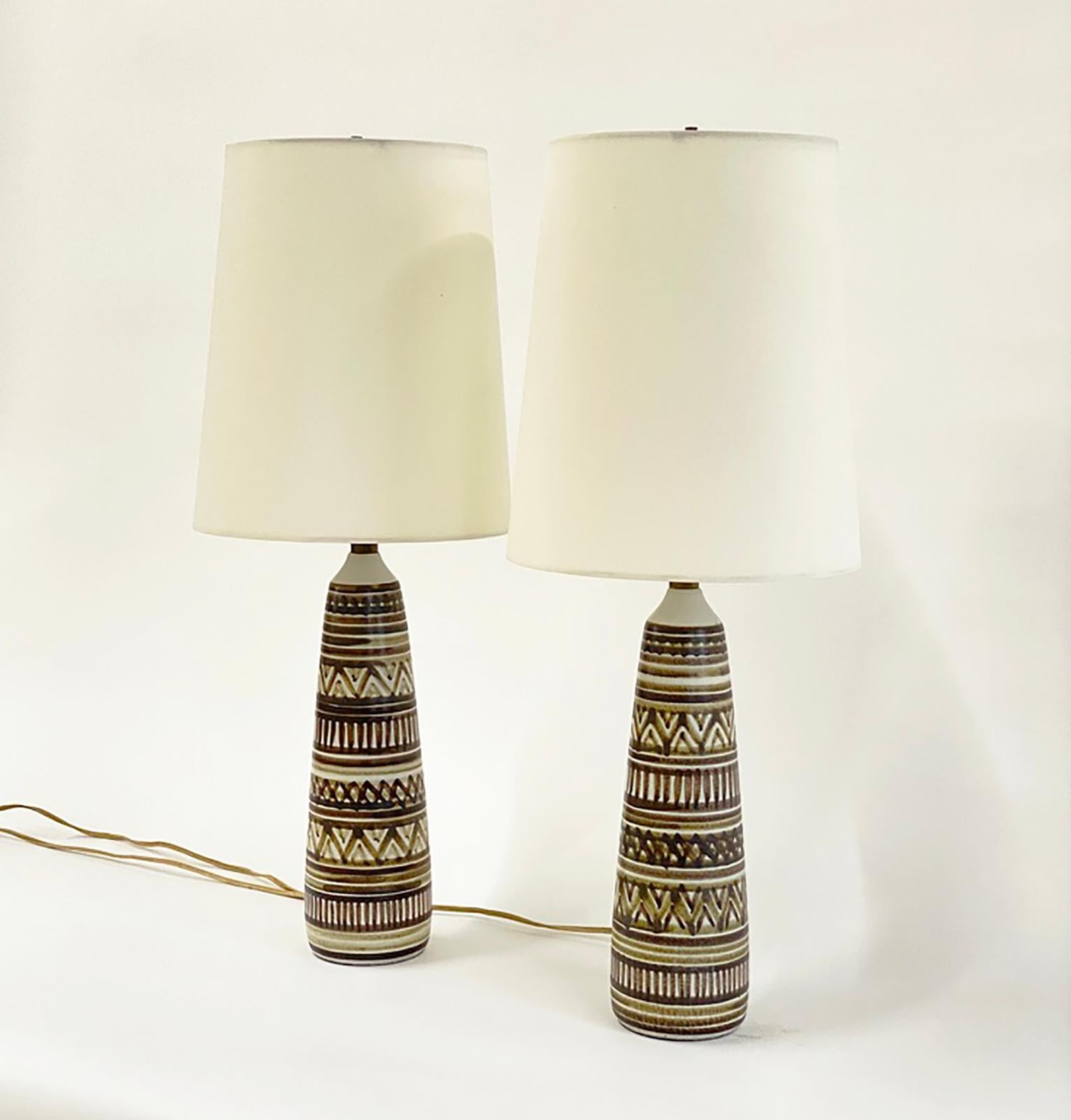 Aquí tienes un par de lámparas muy bonitas de los años 60, obra de Lotte and Gunnar Bostlund. La mayoría de las lámparas Bostlund son de esmalte sólido, pero éstas están pintadas a mano con rayas y otras formas geométricas. ¡Muy llamativo! Ambas