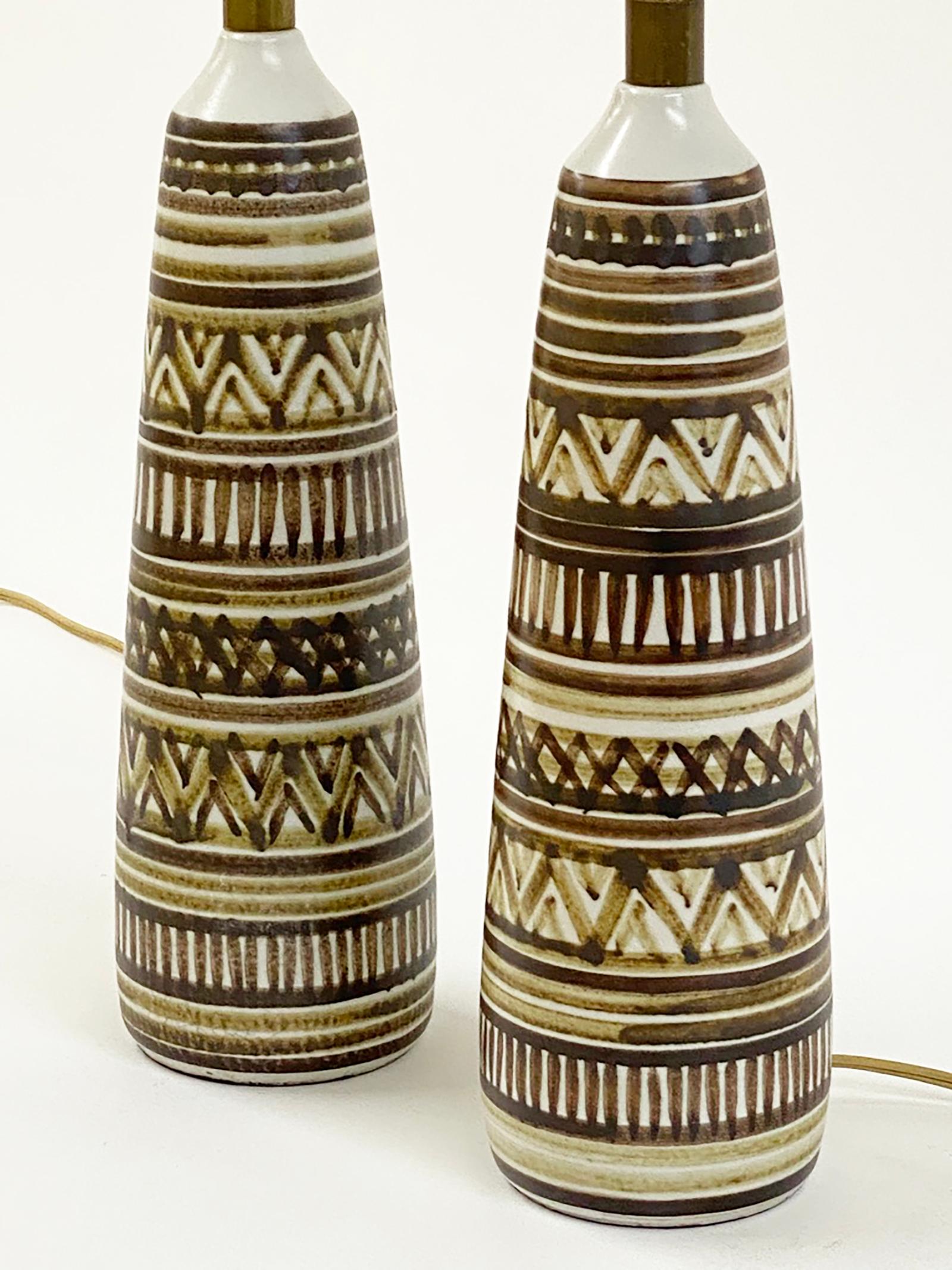 Pareja de lámparas de mesa pintadas a mano de Gunnar y Lotte Bostlund Moderno de mediados de siglo en venta