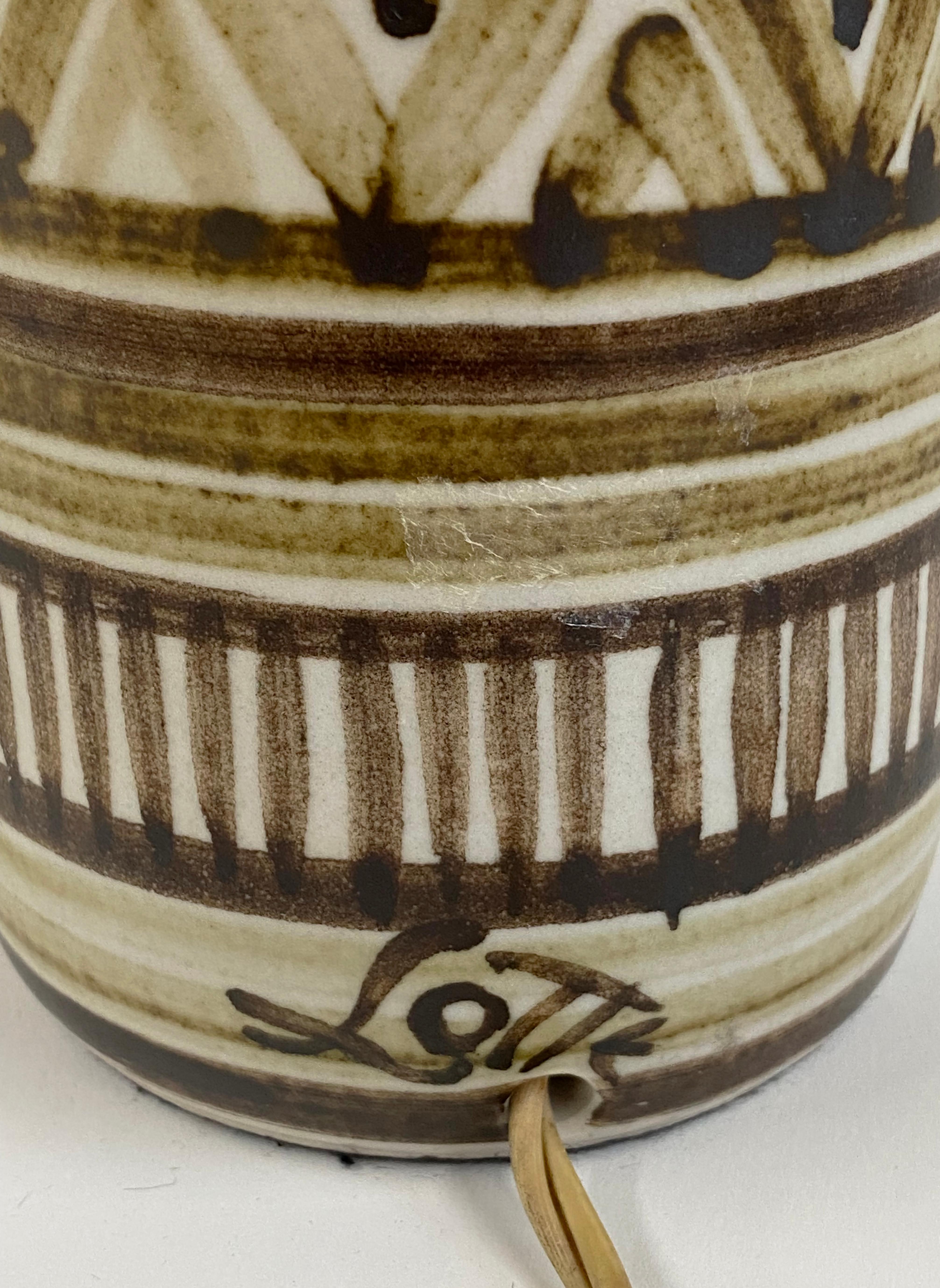 Pareja de lámparas de mesa pintadas a mano de Gunnar y Lotte Bostlund siglo XX en venta