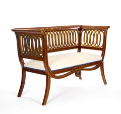 Petit canapé de style Adams peint à la main et partiellement doré