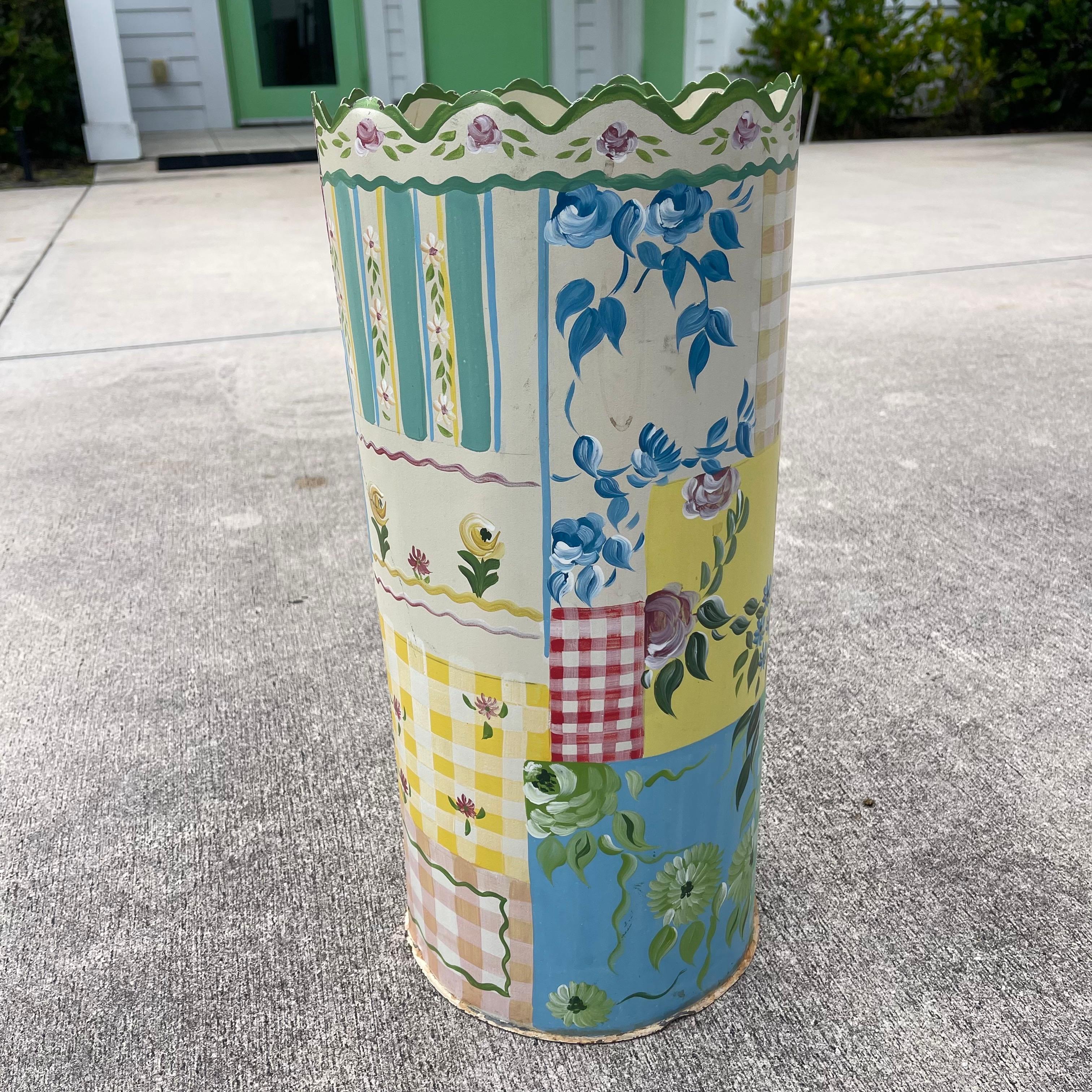 Incantevole secchiello per ombrelli in tole dipinto a mano da Jane Keltner designs.