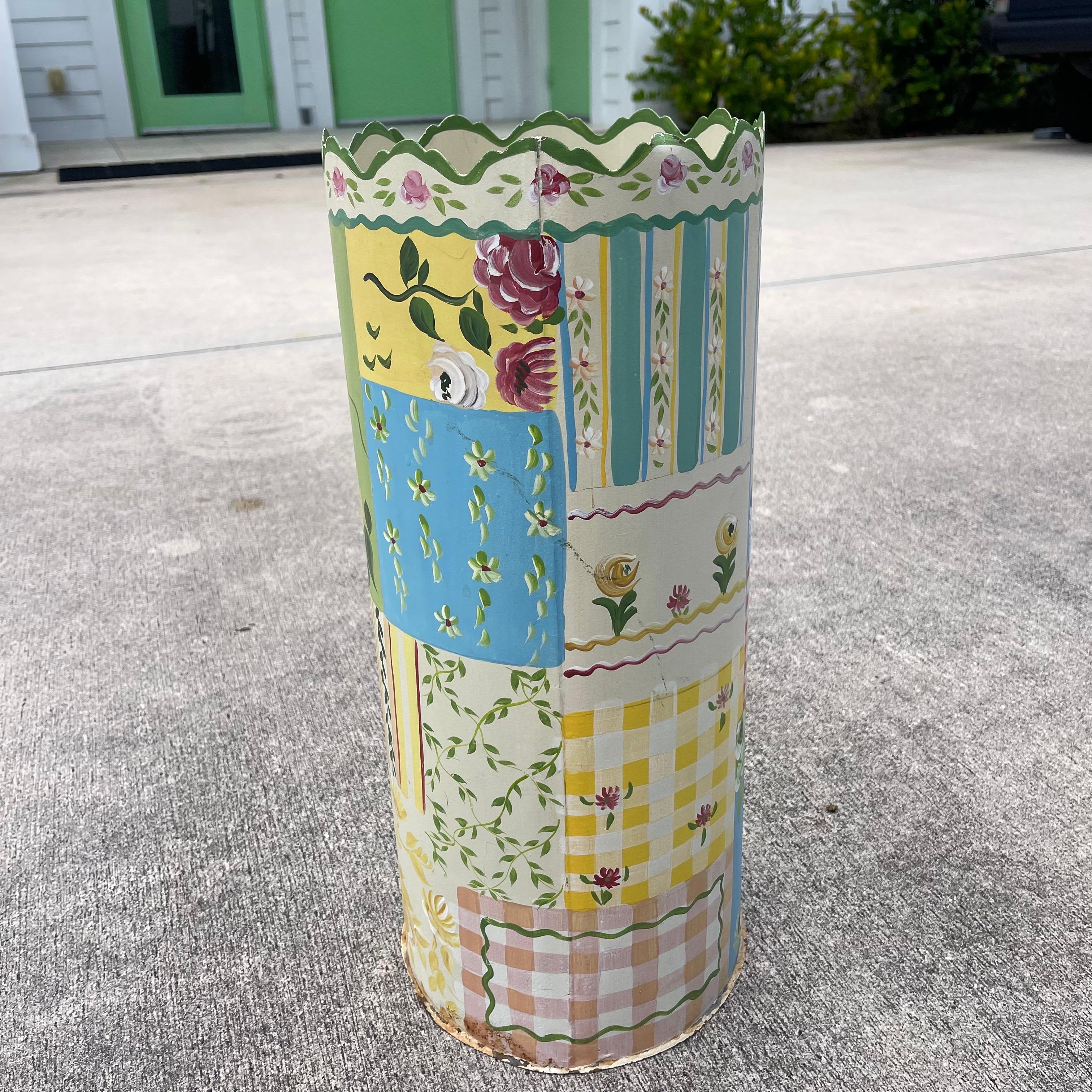 Secchiello portaombrelli Patchwork Tole dipinto a mano di Jane Keltner Designs In condizioni discrete in vendita a Jensen Beach, FL