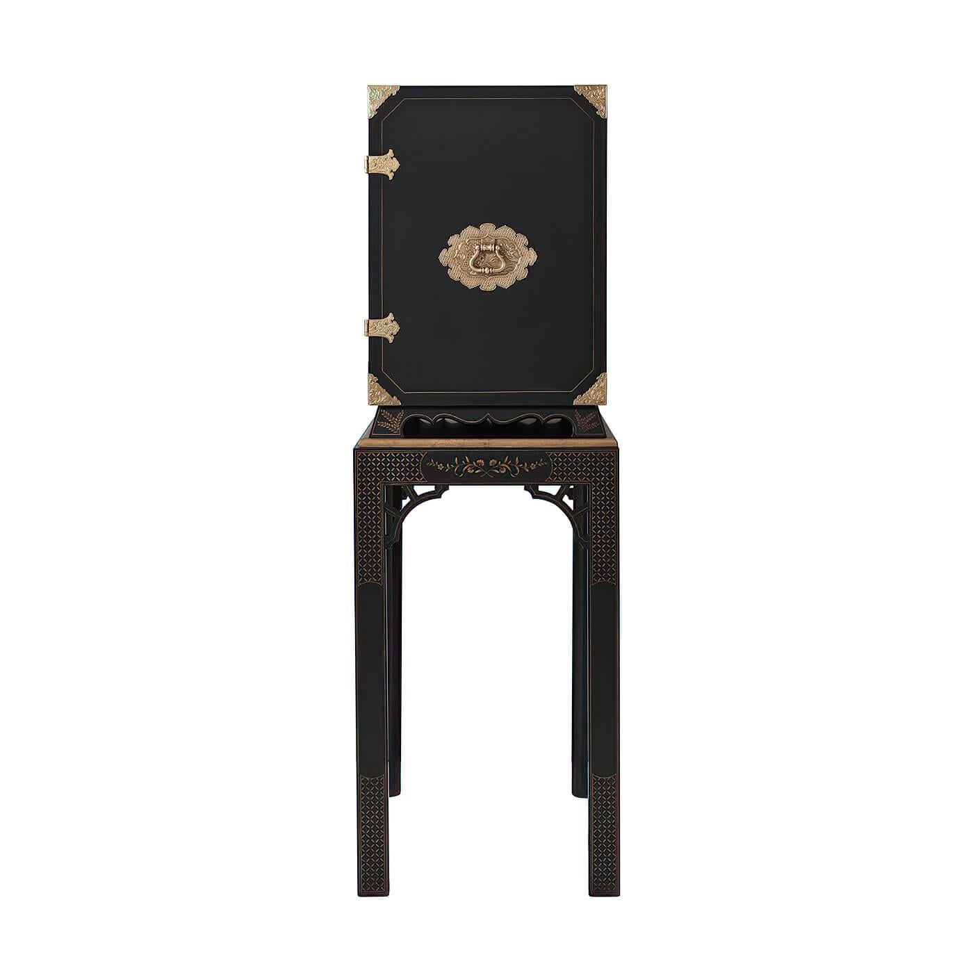 Dipinto a mano Mobile bar con pavone dipinto a mano in vendita