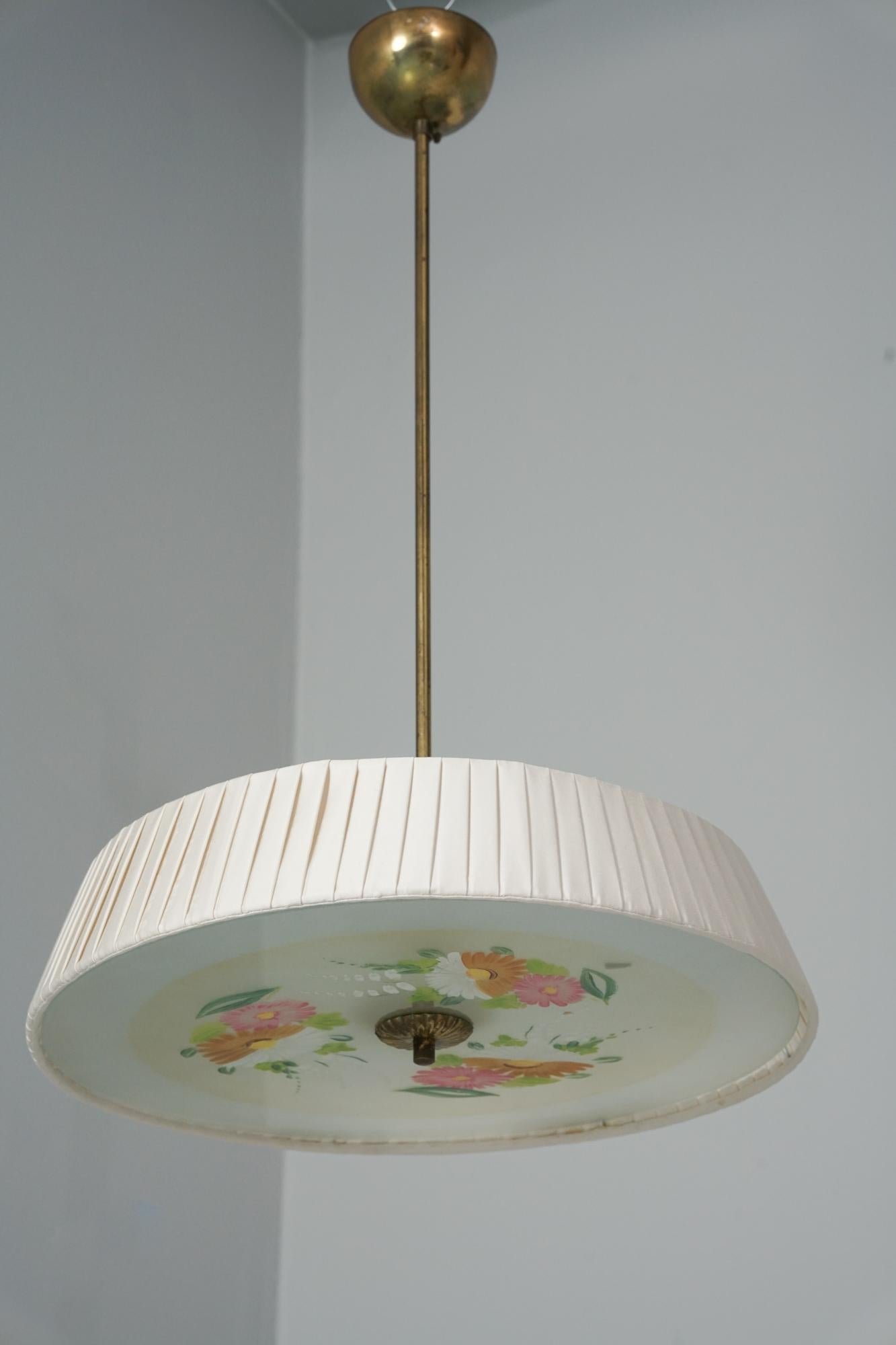 Colgante pintado a mano, diseñado por Gunnel Nyman, fabricado por Idman Oy, década de 1950. Vidrio, tela y latón. Flores pintadas a mano. Tapizado con tela de calidad modelo Manor de Lauritzon. Buen estado vintage, pátina menor acorde con la edad y