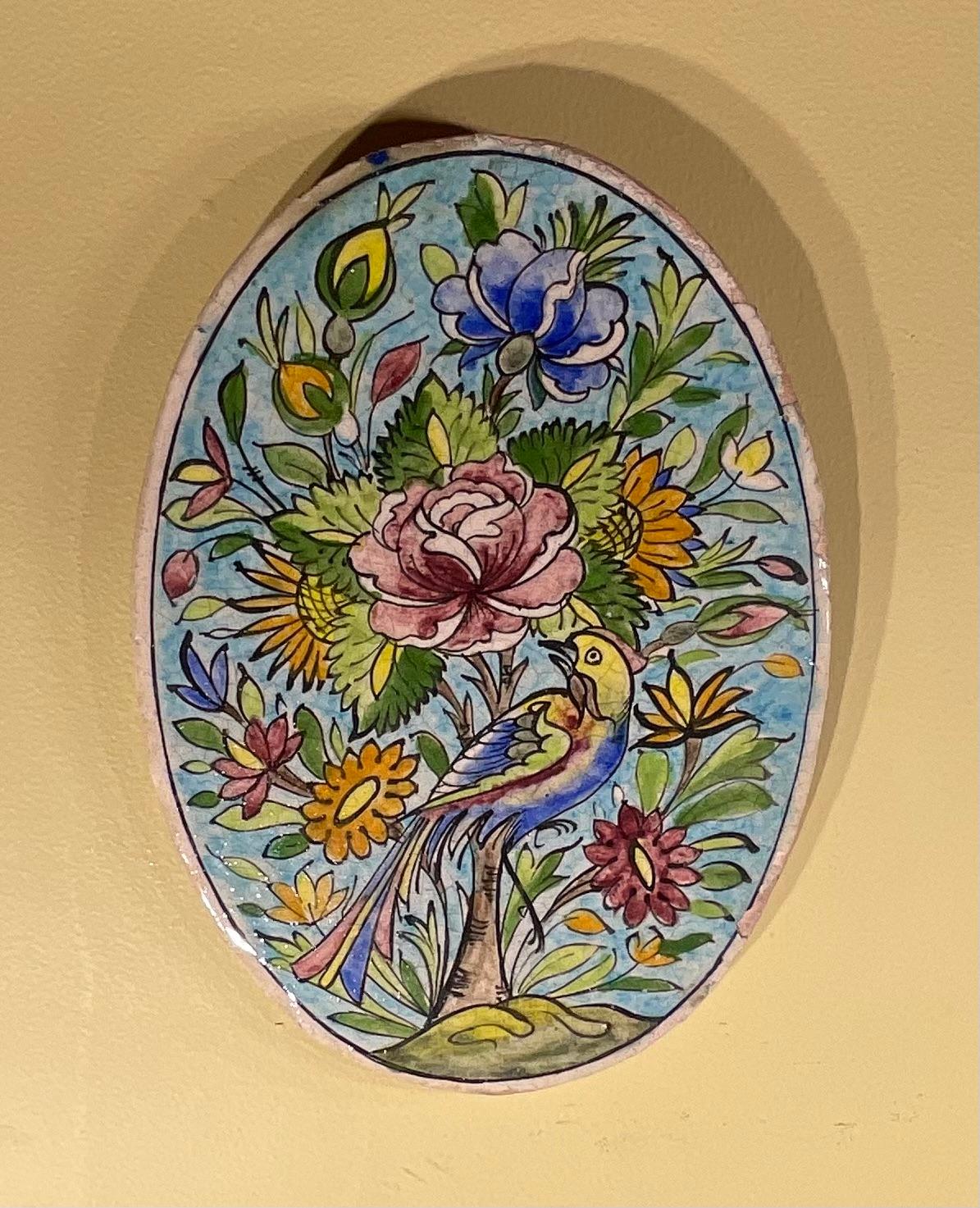 Carreau de céramique persane peint à la main - Motif floral et aviaire unique en vente 3