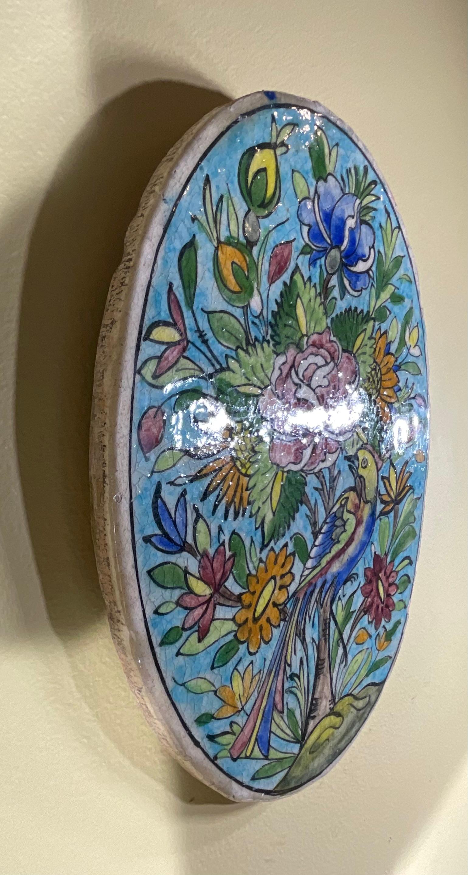 Carreau de céramique persane peint à la main - Motif floral et aviaire unique Bon état - En vente à Delray Beach, FL