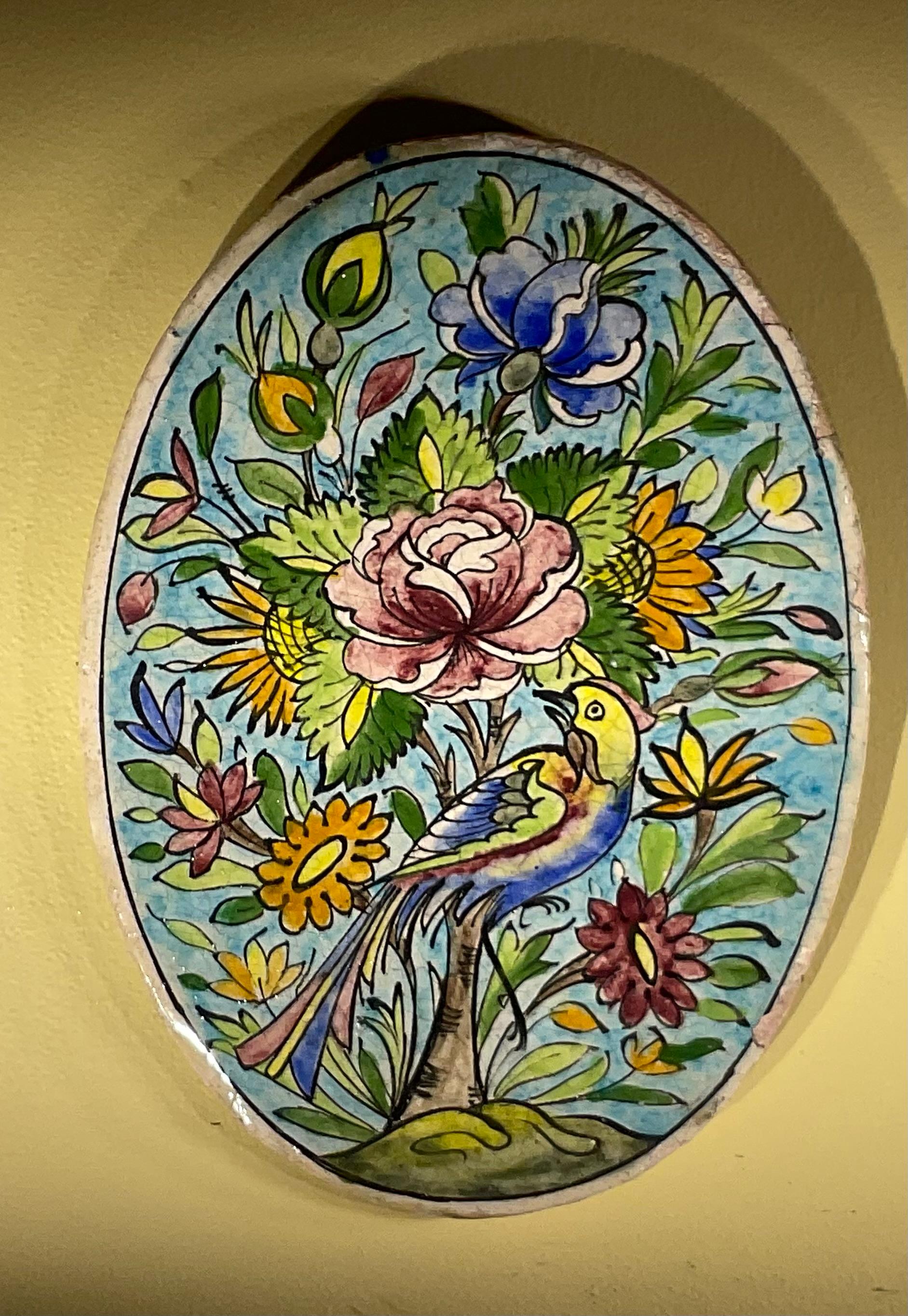 20ième siècle Carreau de céramique persane peint à la main - Motif floral et aviaire unique en vente