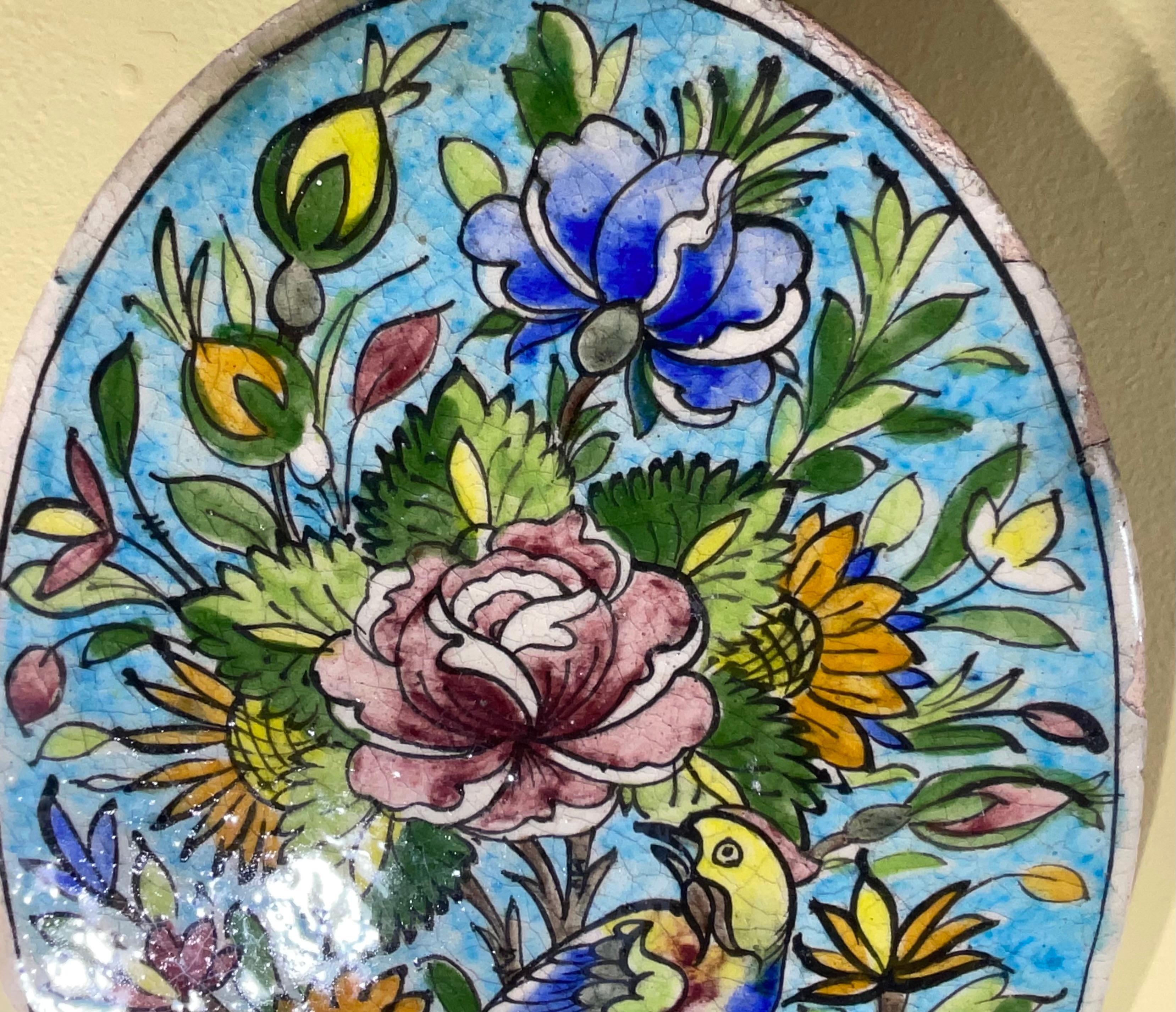 Céramique Carreau de céramique persane peint à la main - Motif floral et aviaire unique en vente