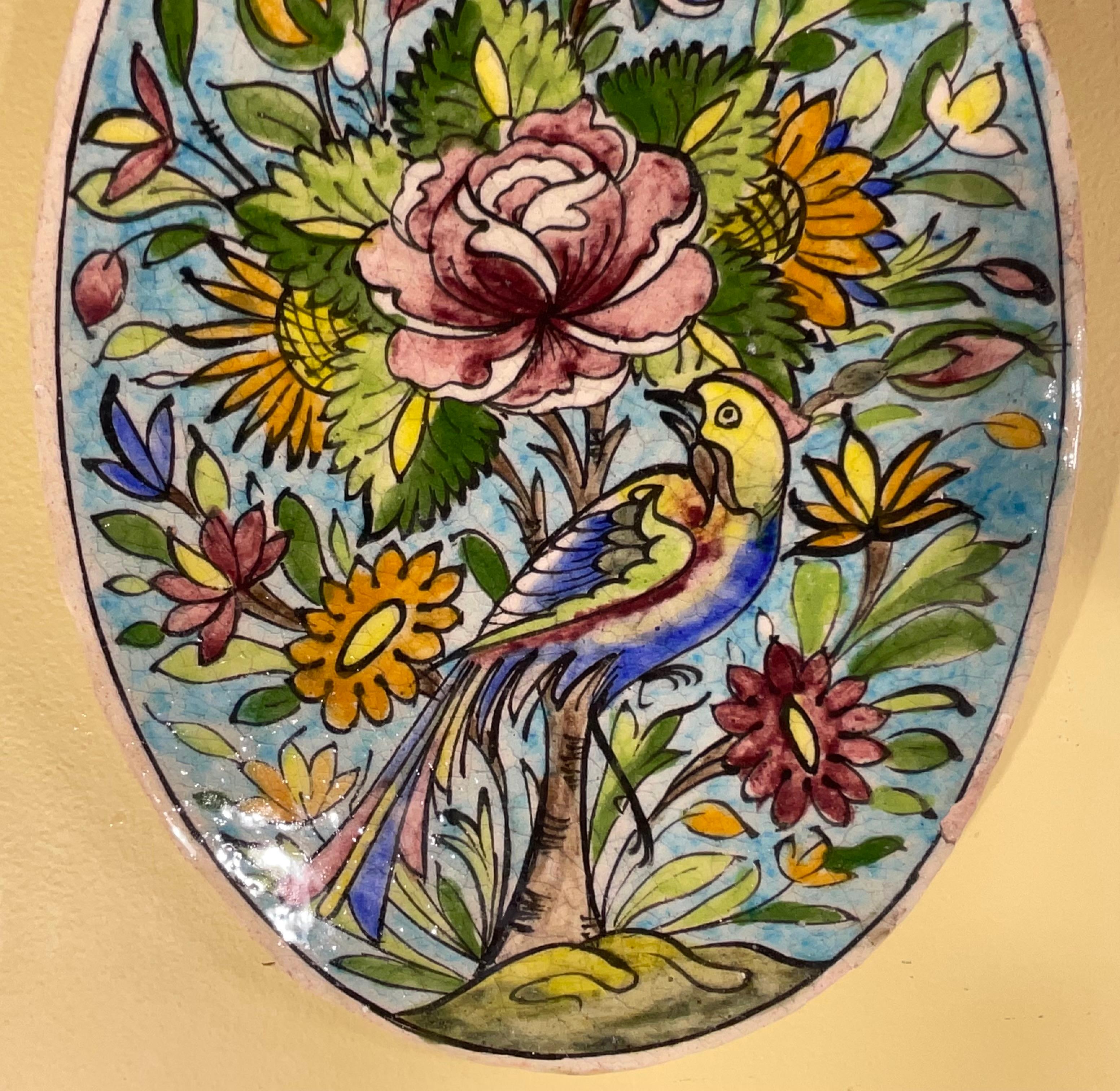 Carreau de céramique persane peint à la main - Motif floral et aviaire unique en vente 1