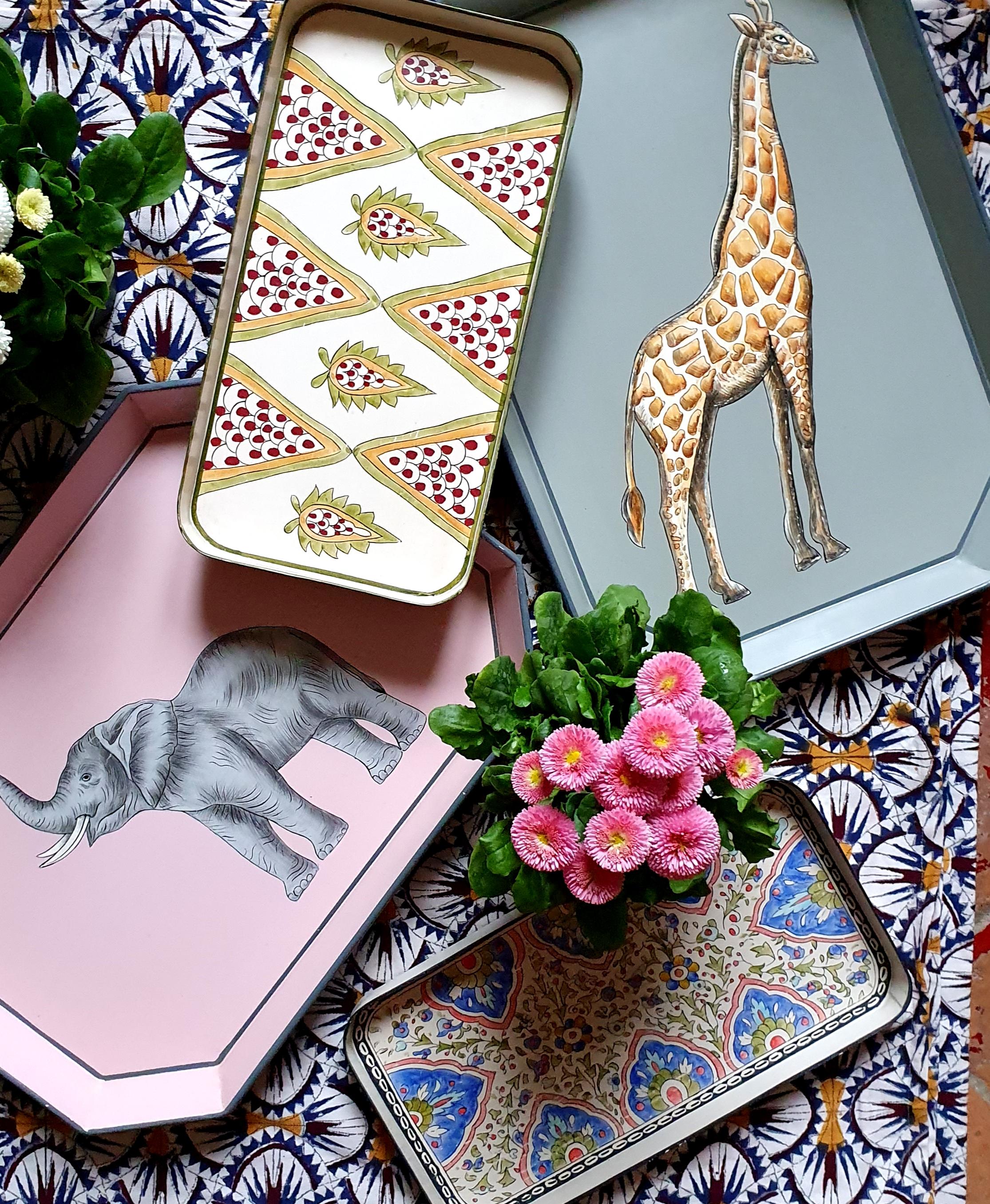 Bringen Sie künstlerisches Flair in Ihre Einrichtung mit unserem handbemalten Eisentablett, das ein persisch inspiriertes Design aufweist. Dieses Tablett eignet sich perfekt, um Couchtischen, Regalen oder Wanddisplays Farbe und Charakter zu