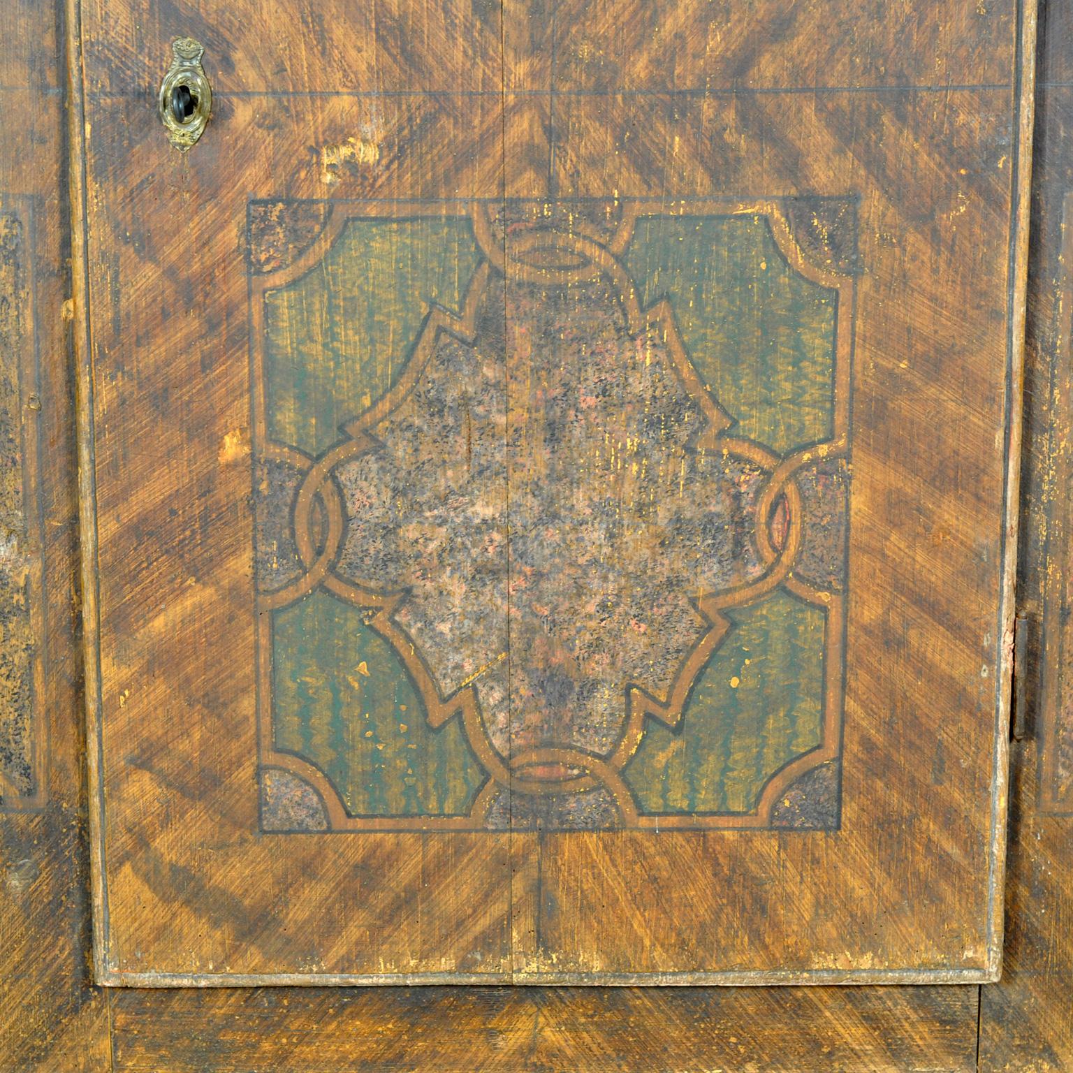 armoire en pin peinte à la main, vers 1850 en vente 2