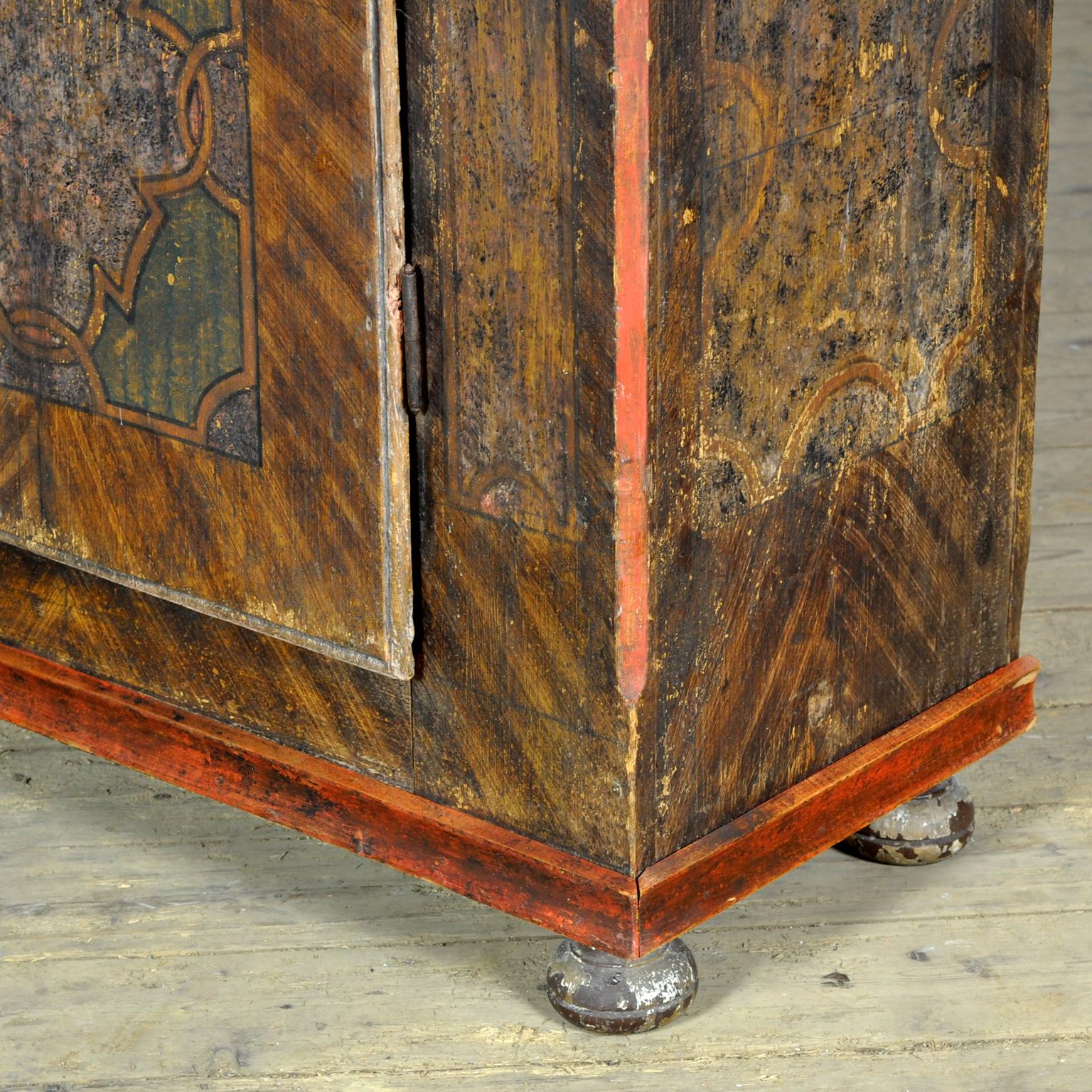 armoire en pin peinte à la main, vers 1850 en vente 4