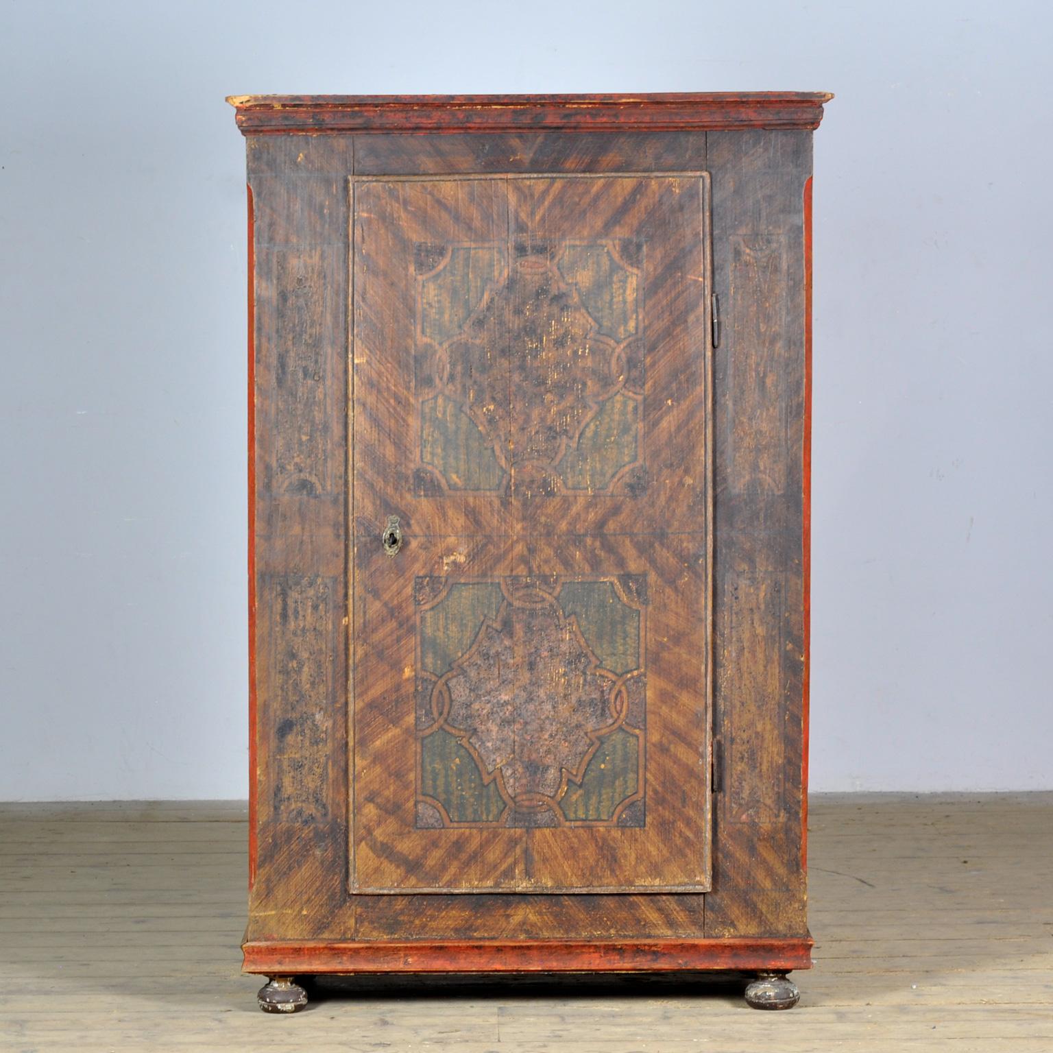 Armoire provenant de la campagne du sud de l'Allemagne, datant d'environ 1850. L'armoire a probablement été offerte en cadeau de mariage. Cette armoire est fabriquée en pin massif et est peinte à la main dans des couleurs légèrement délavées.