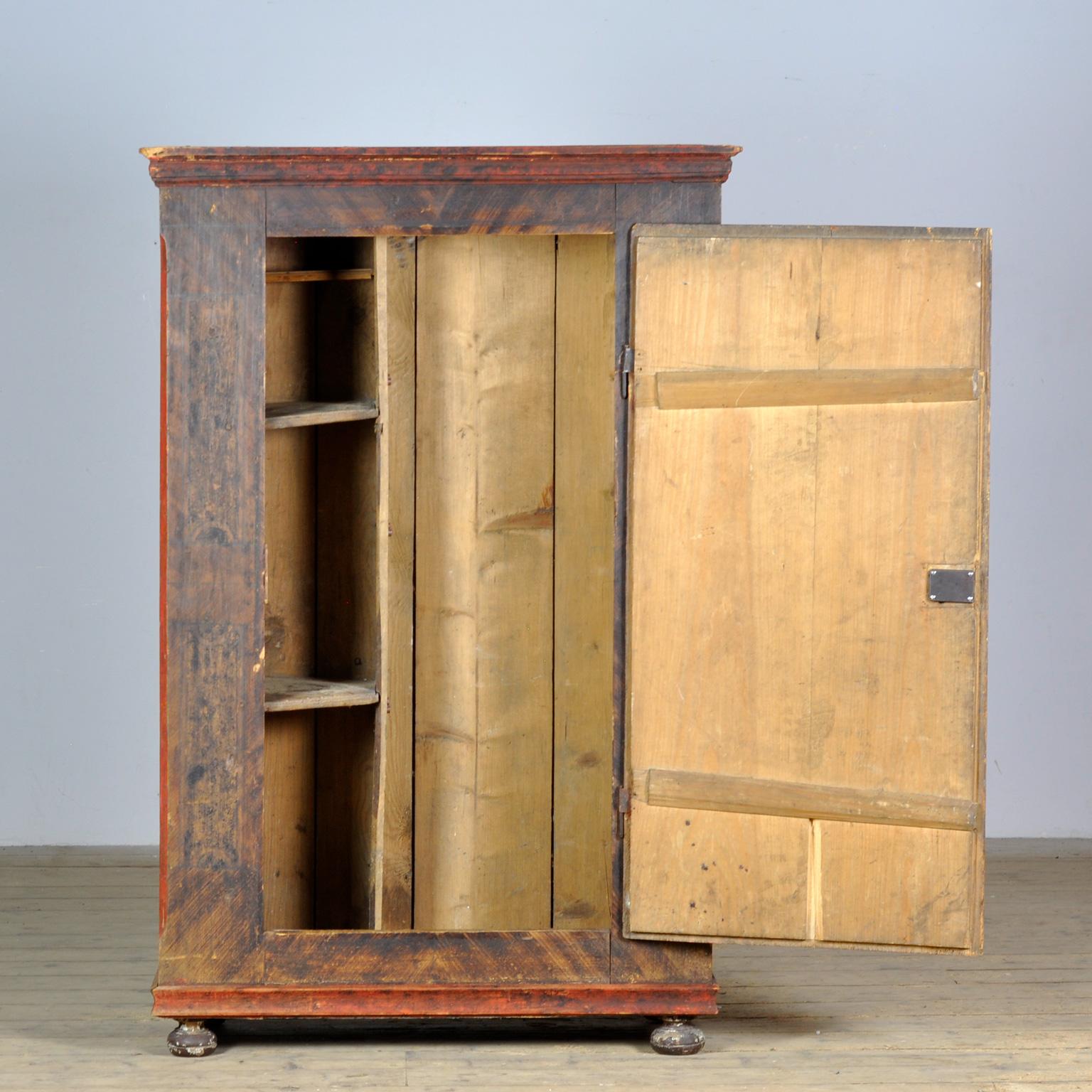 Peint à la main armoire en pin peinte à la main, vers 1850 en vente