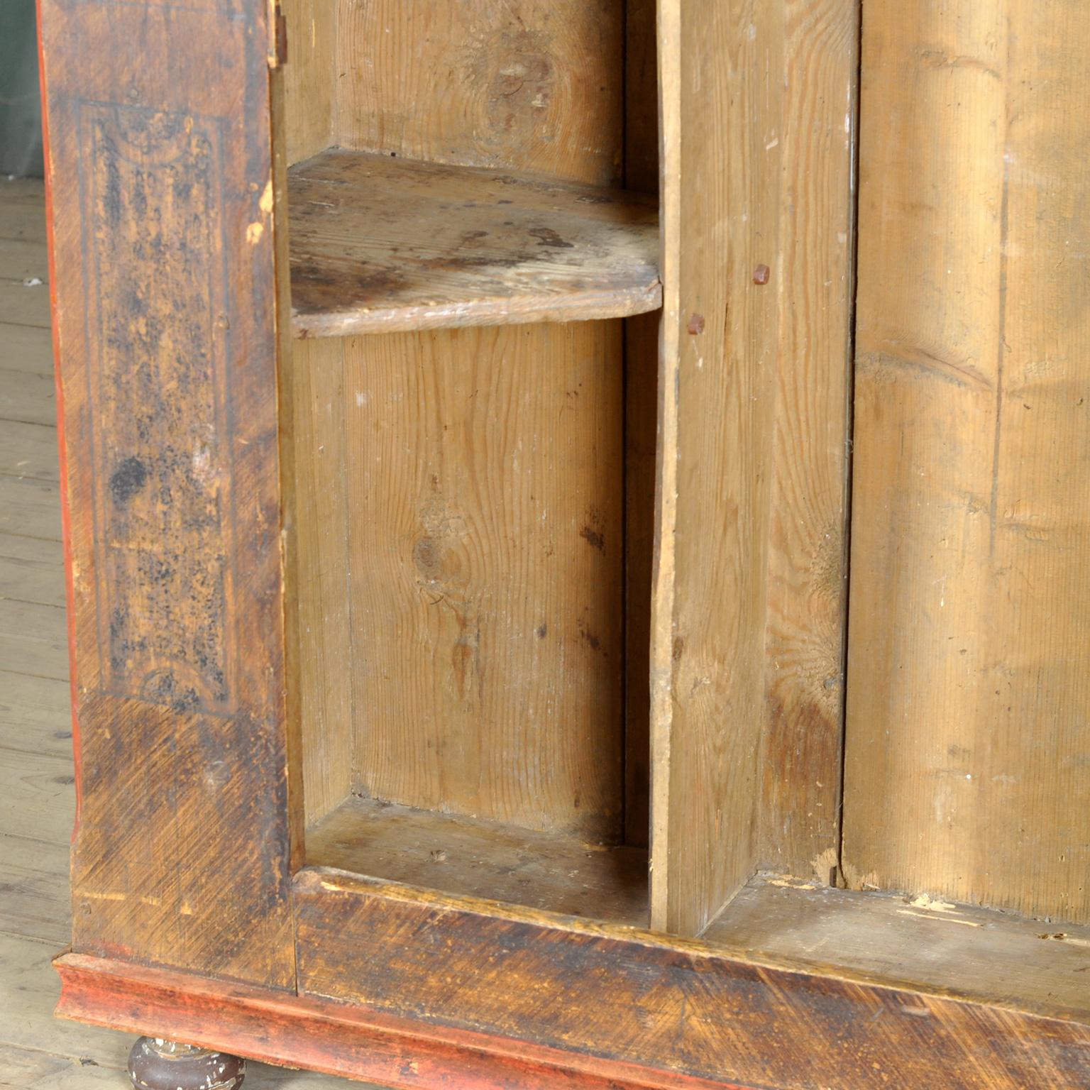 armoire en pin peinte à la main, vers 1850 Abîmé - En vente à Amsterdam, Noord Holland