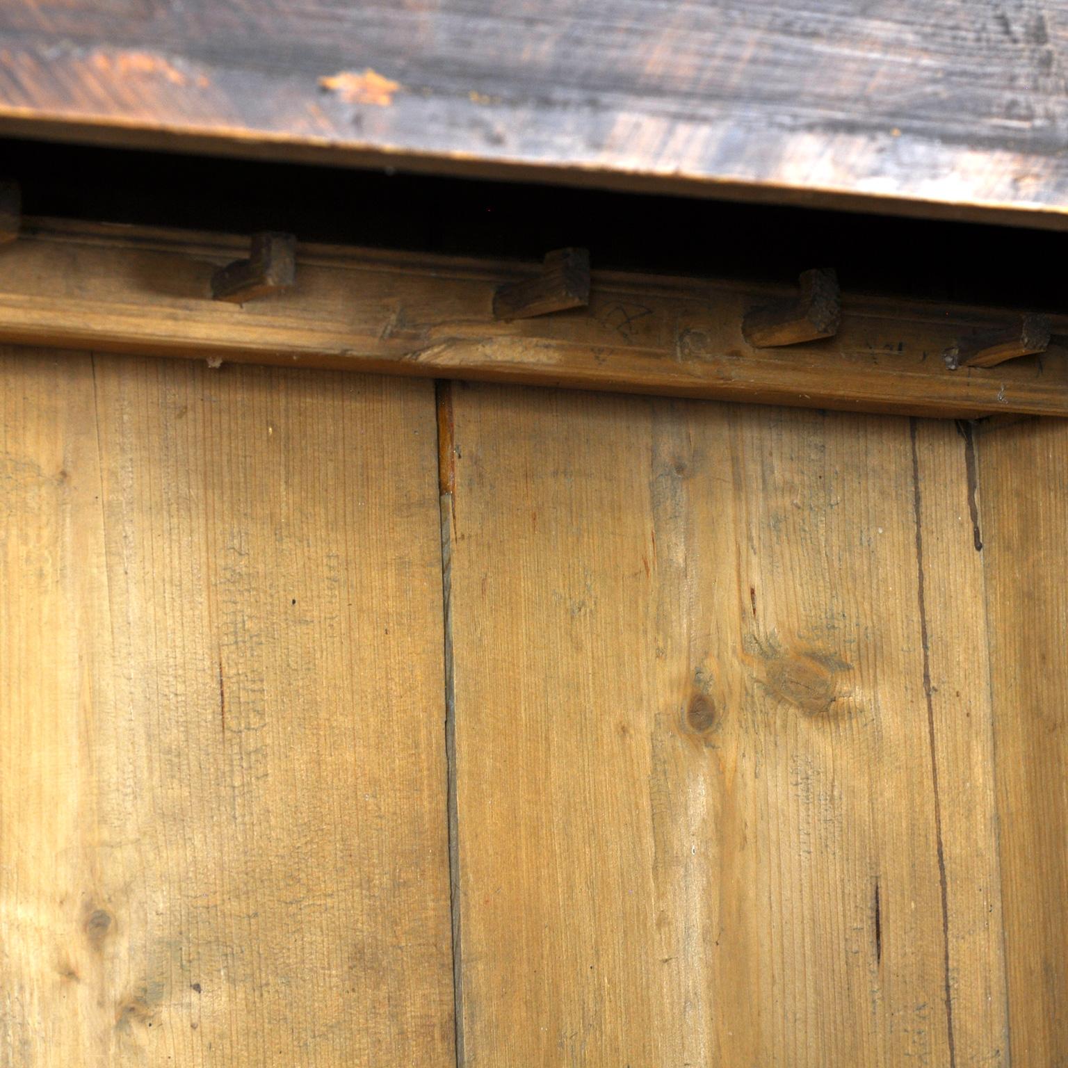 Milieu du XIXe siècle armoire en pin peinte à la main, vers 1850 en vente