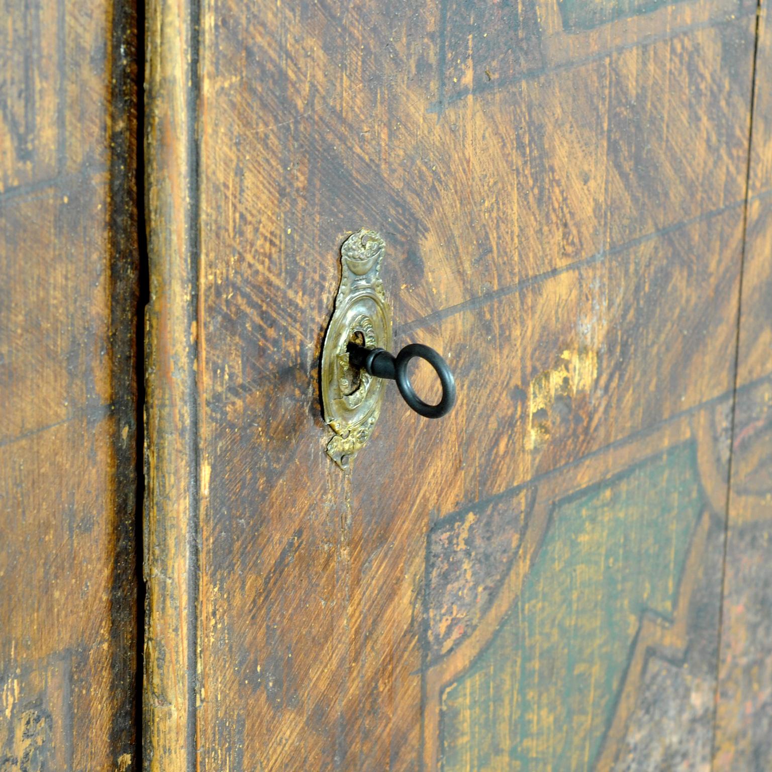Pin armoire en pin peinte à la main, vers 1850 en vente